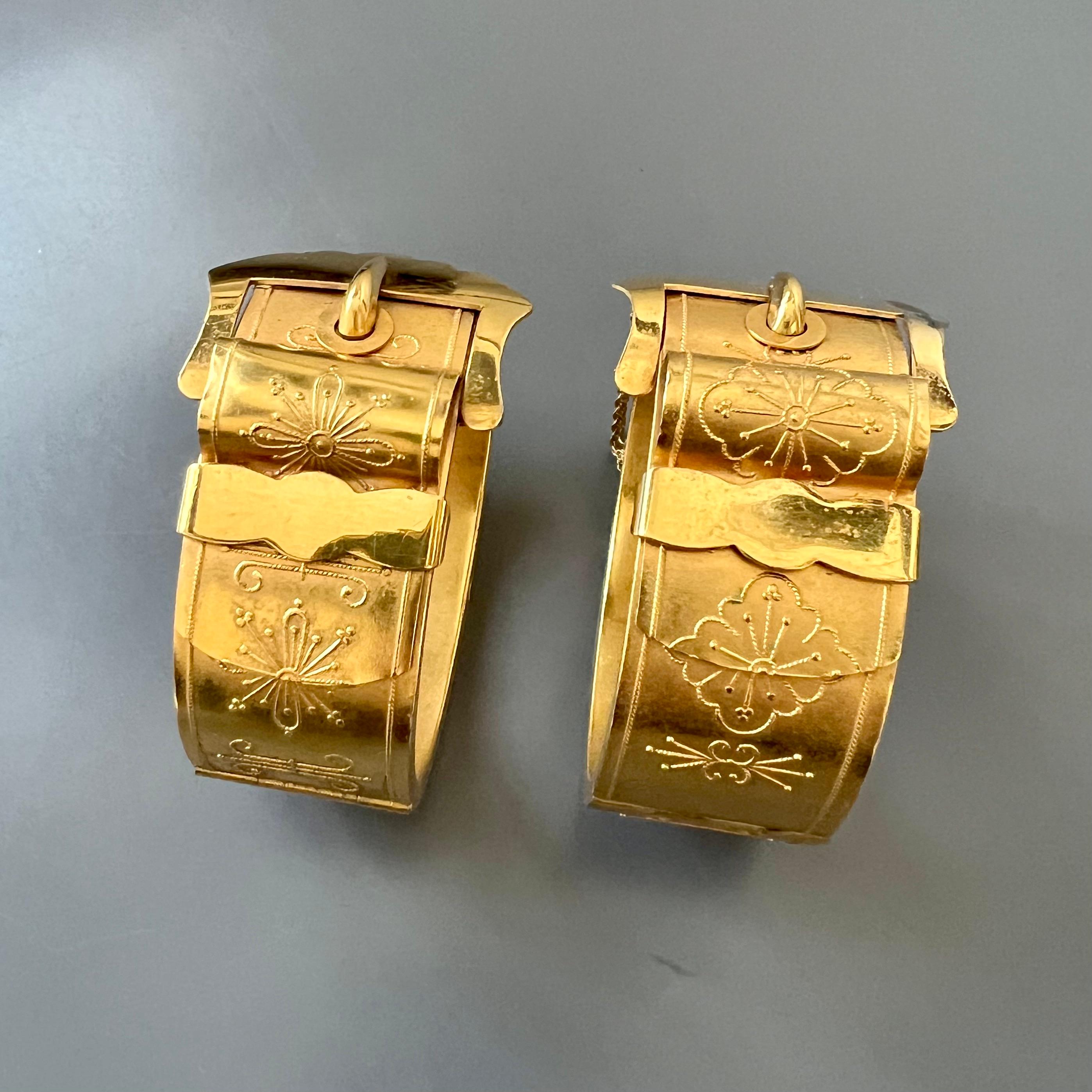 Cette exquise paire de bracelets antiques néo-étrusques est un exemple étonnant d'élégance intemporelle et d'artisanat complexe. Fabriqués en or jaune brillant, ces bracelets rayonnent de chaleur et de sophistication, incarnant l'opulence de la