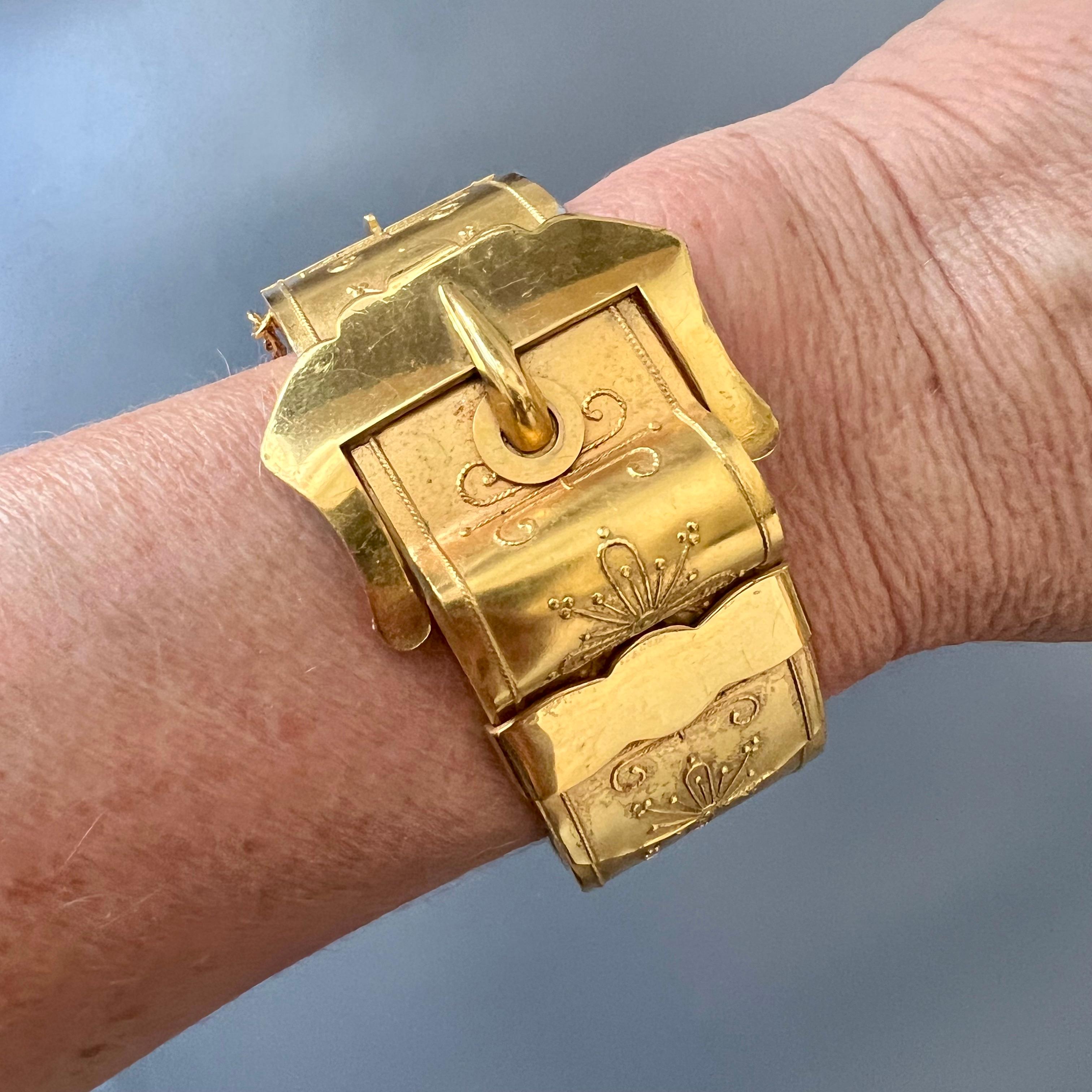 Apogée victorien Paire de bracelets anciens victoriens néo-étrusques à boucle en or en vente