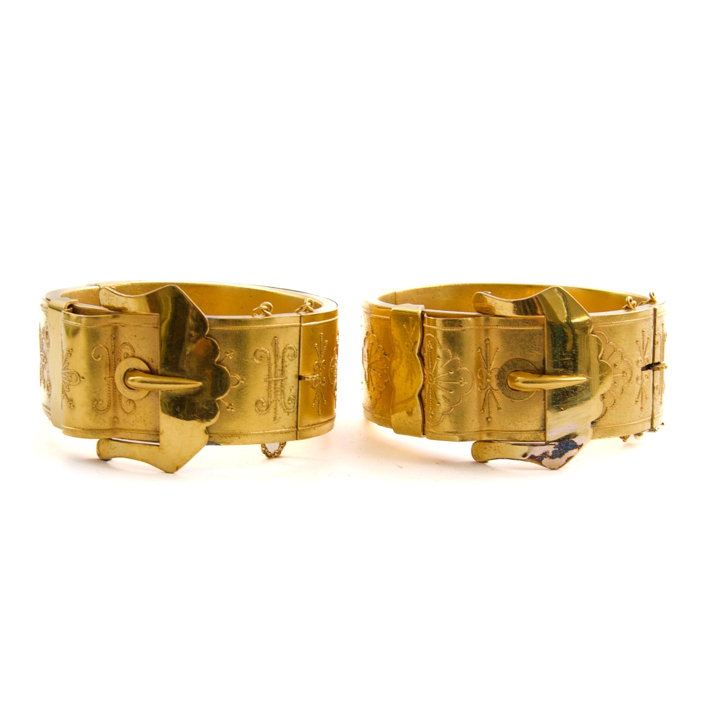 Paire de bracelets anciens victoriens néo-étrusques à boucle en or en vente 1