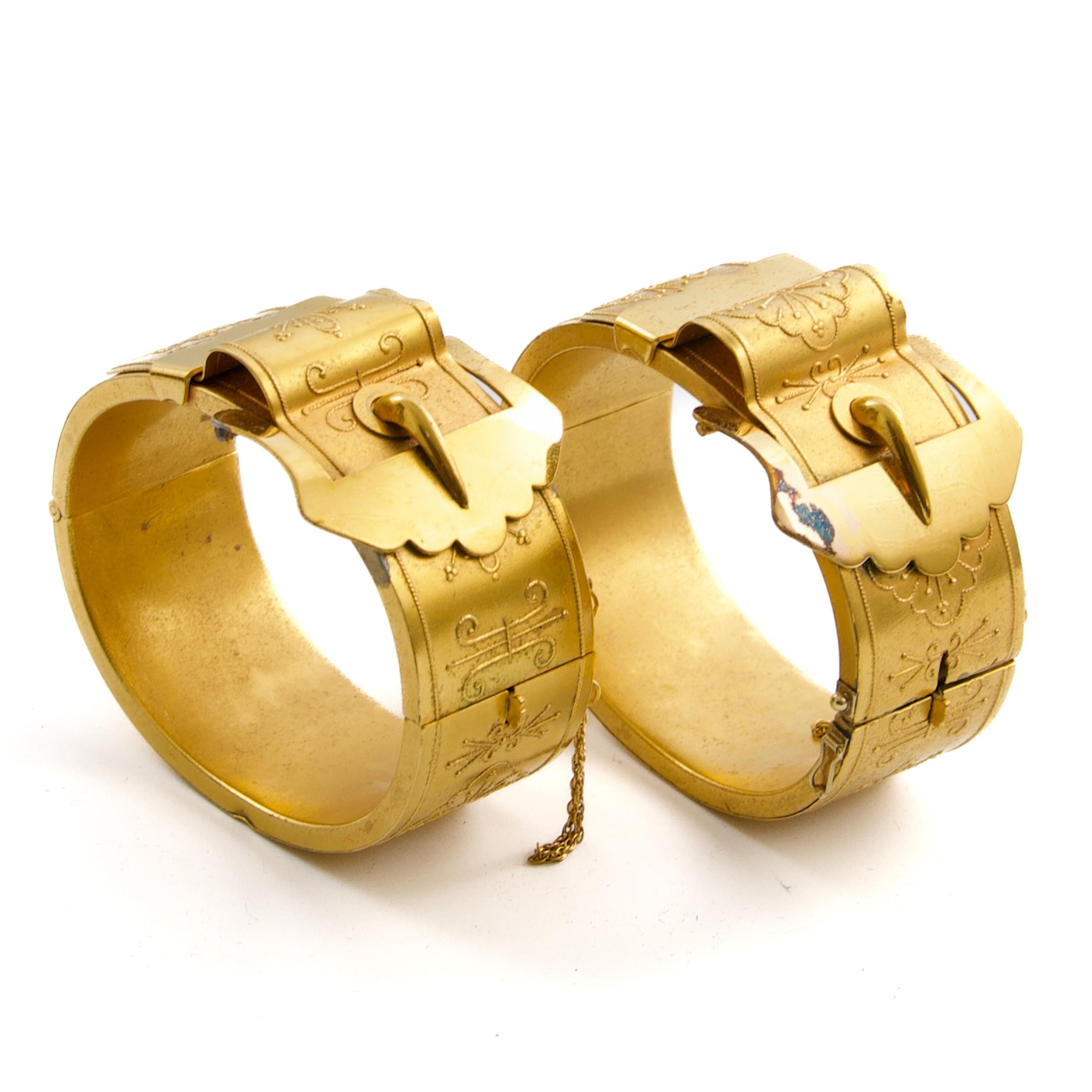 Paire de bracelets anciens victoriens néo-étrusques à boucle en or en vente 2