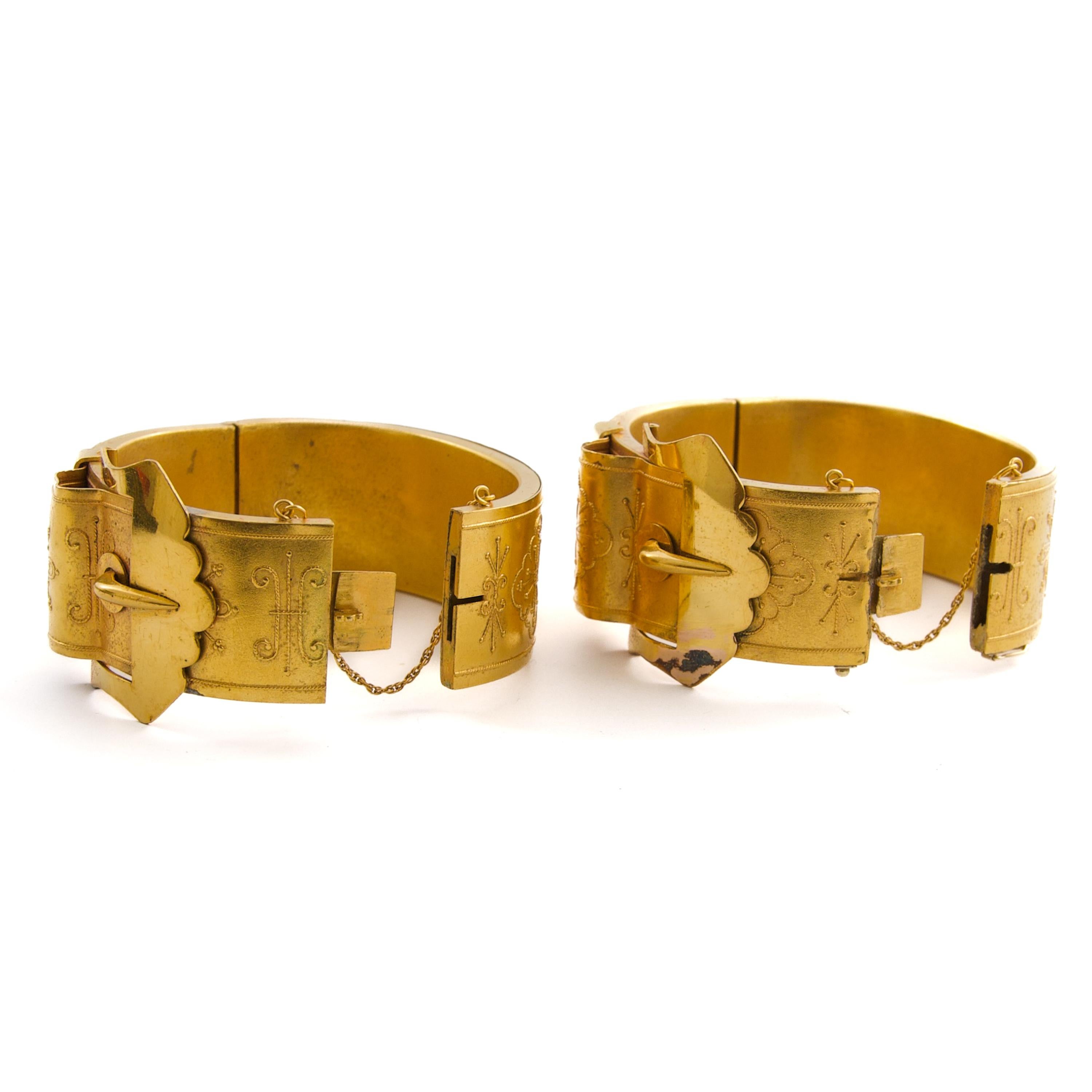 Paire de bracelets anciens victoriens néo-étrusques à boucle en or en vente 3