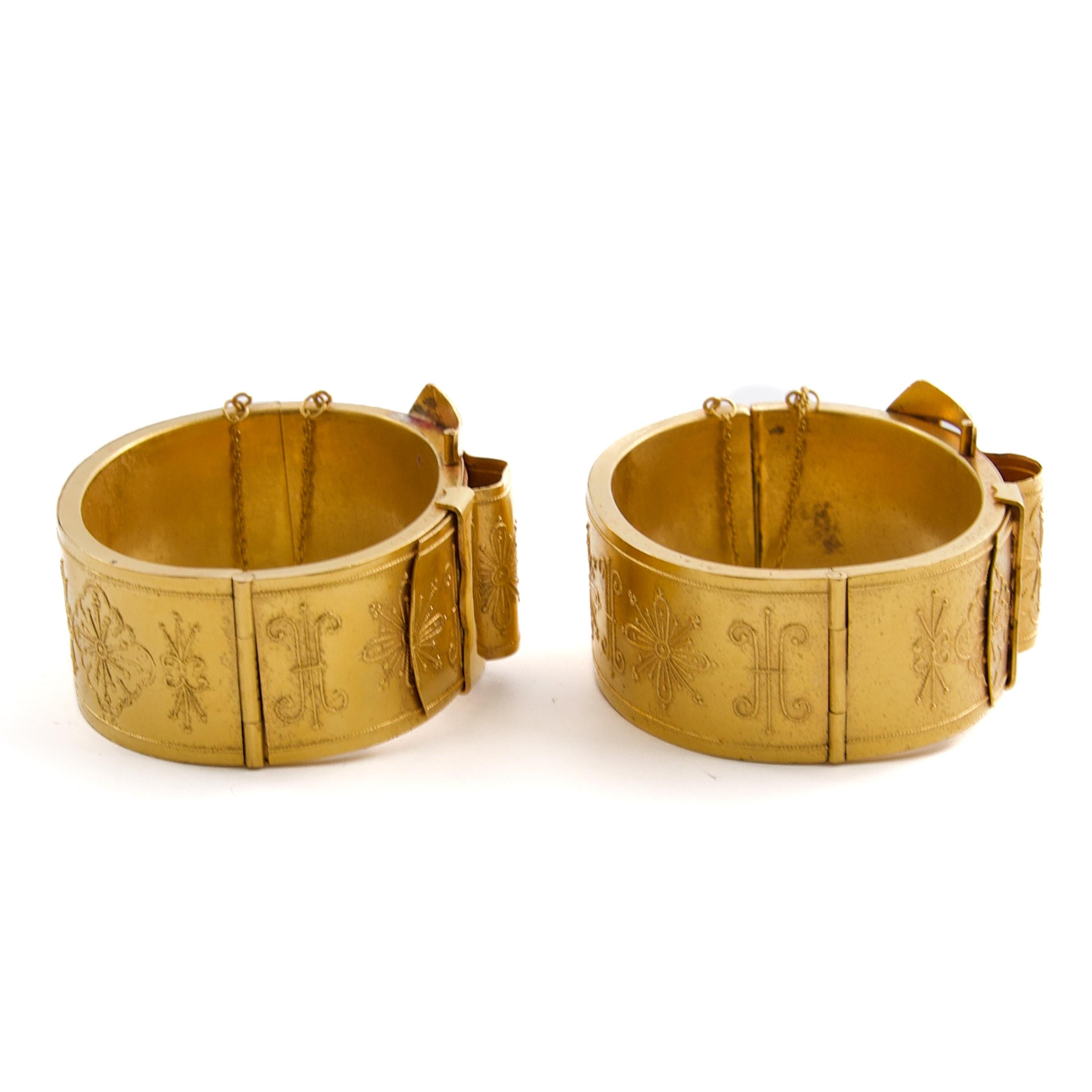 Paire de bracelets anciens victoriens néo-étrusques à boucle en or en vente 4