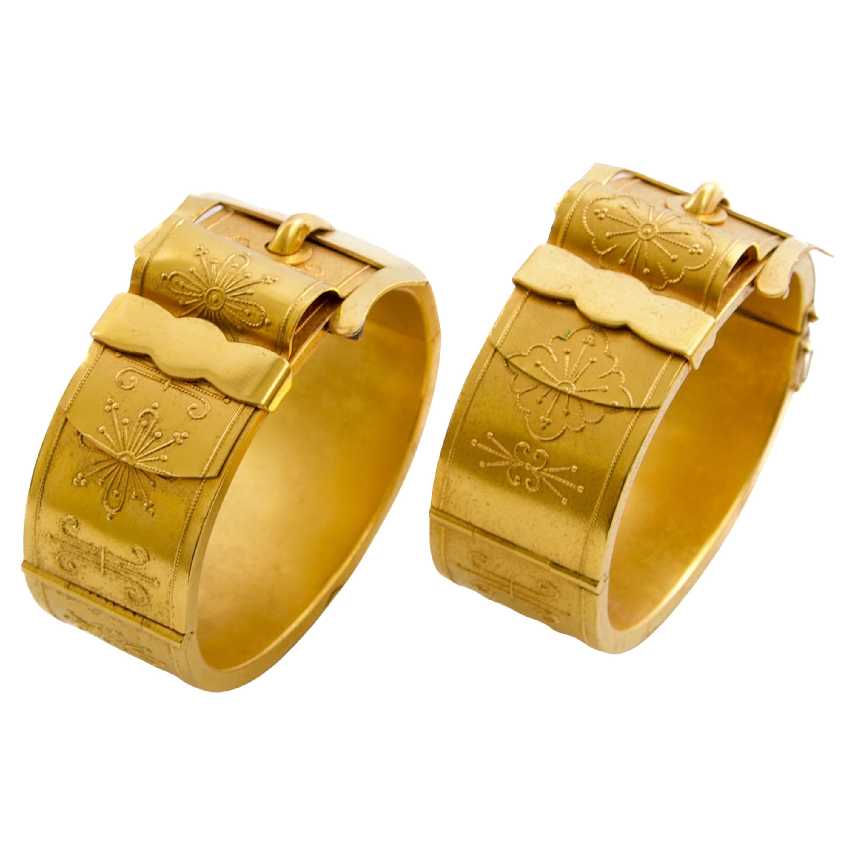 Paire de bracelets anciens victoriens néo-étrusques à boucle en or en vente