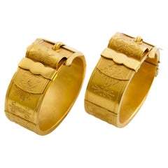 Coppia di antichi bracciali vittoriani con fibbia neo-etrusca e riempita d'oro