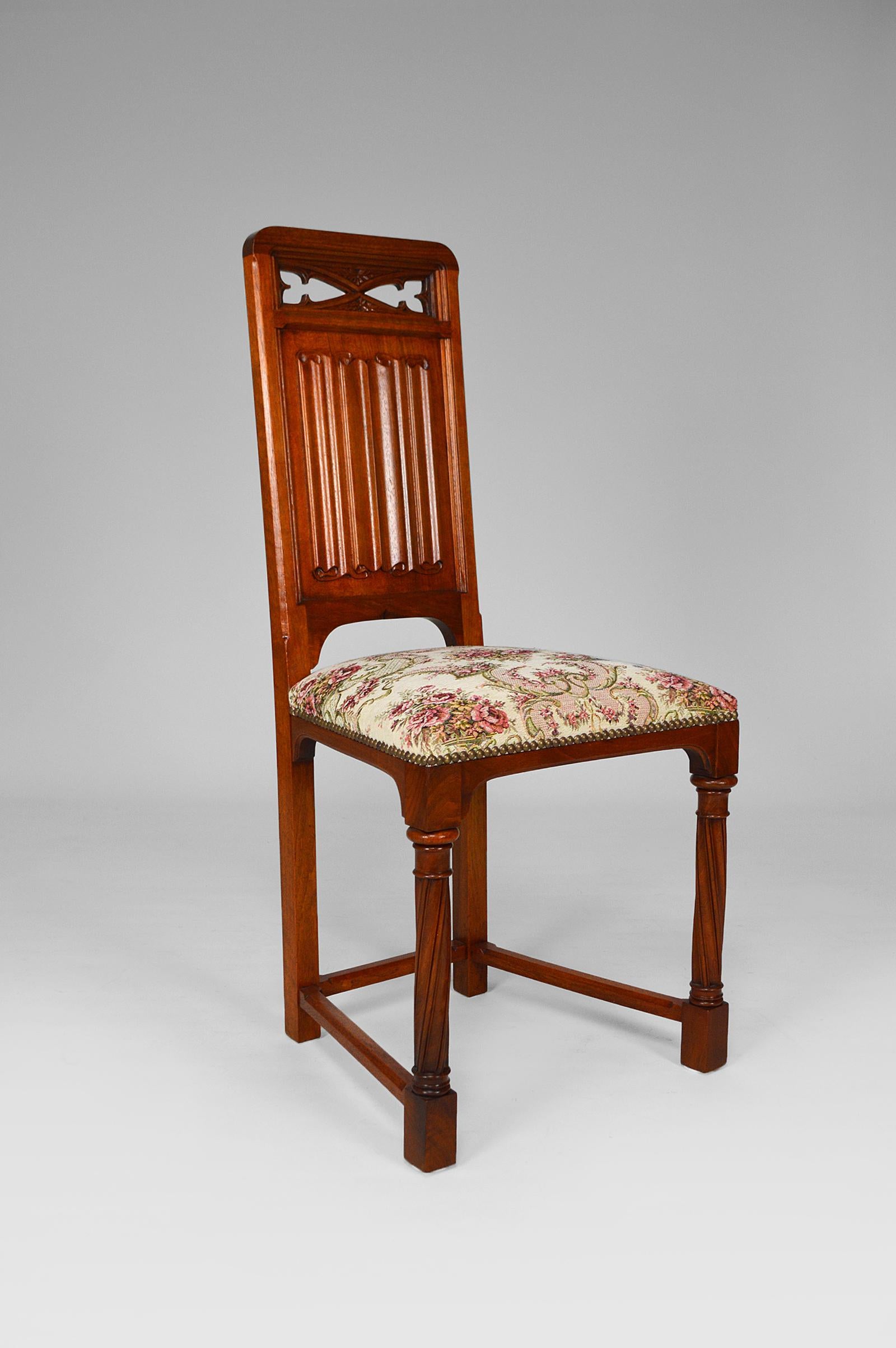 Pair of Antique Victorian Gothic Revival Chairs in Carved Walnut, 19th Century For Sale 7