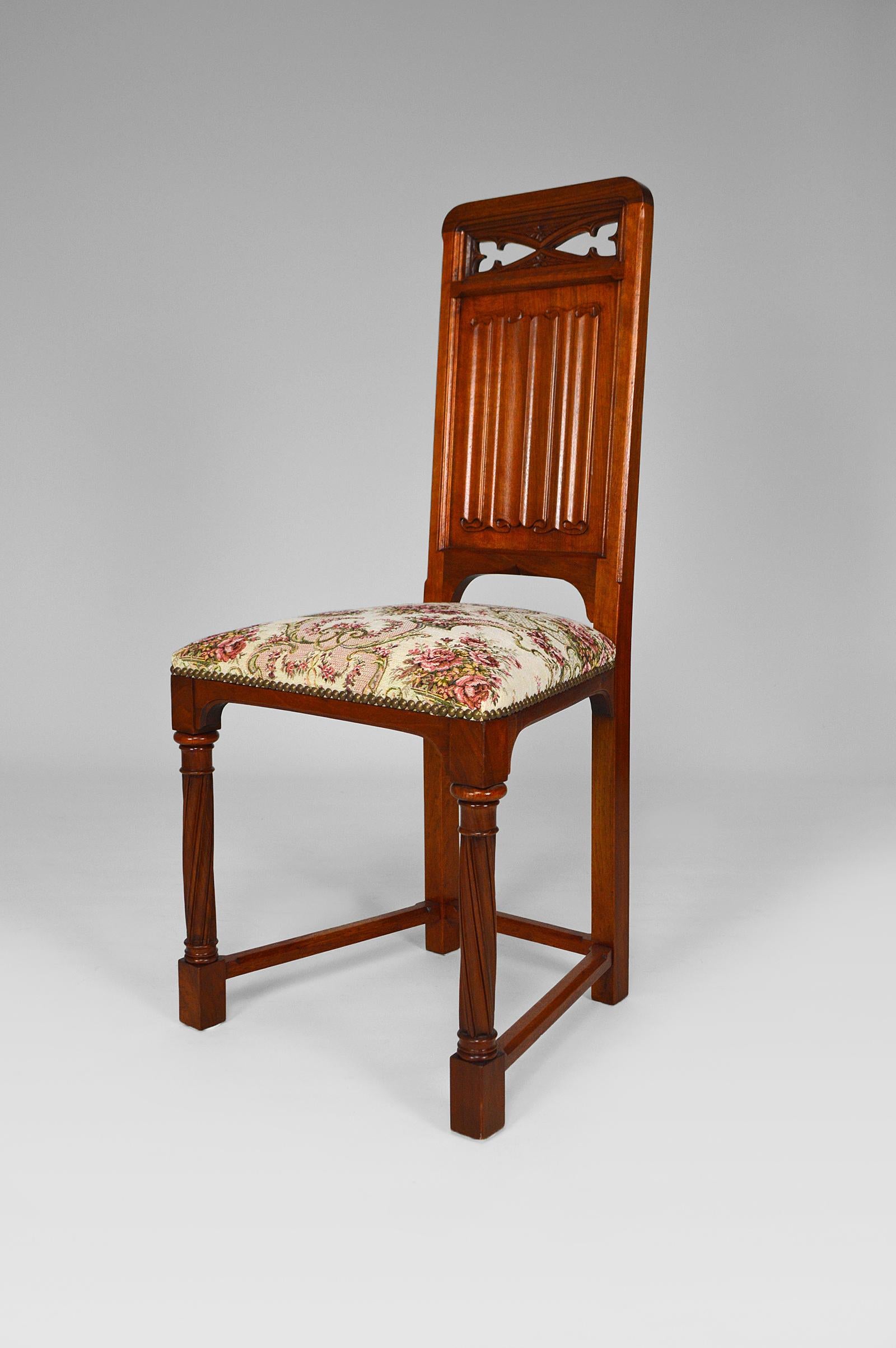 Pair of Antique Victorian Gothic Revival Chairs in Carved Walnut, 19th Century For Sale 1