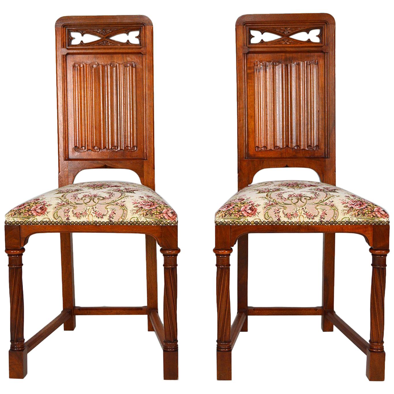 Pair of Antique Victorian Gothic Revival Chairs in Carved Walnut, 19th Century For Sale