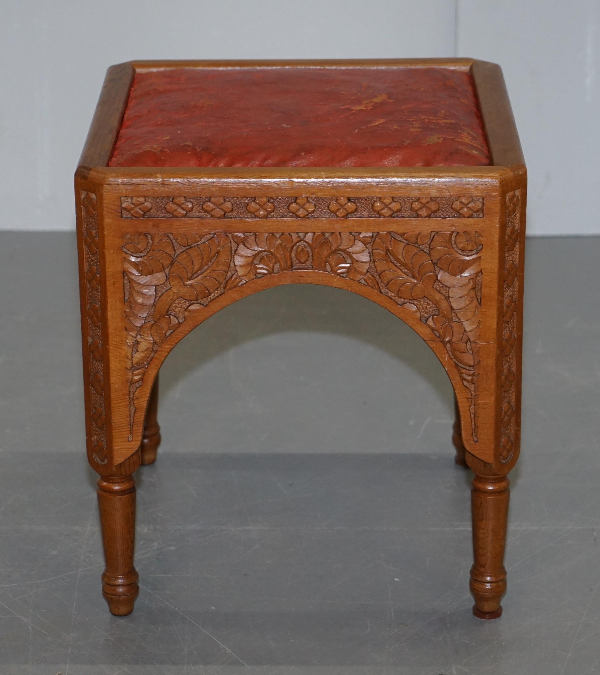 Paire d'anciens tabourets victoriens sculptés à la main du 19ème siècle de style Mouvement asymétrique en vente 3
