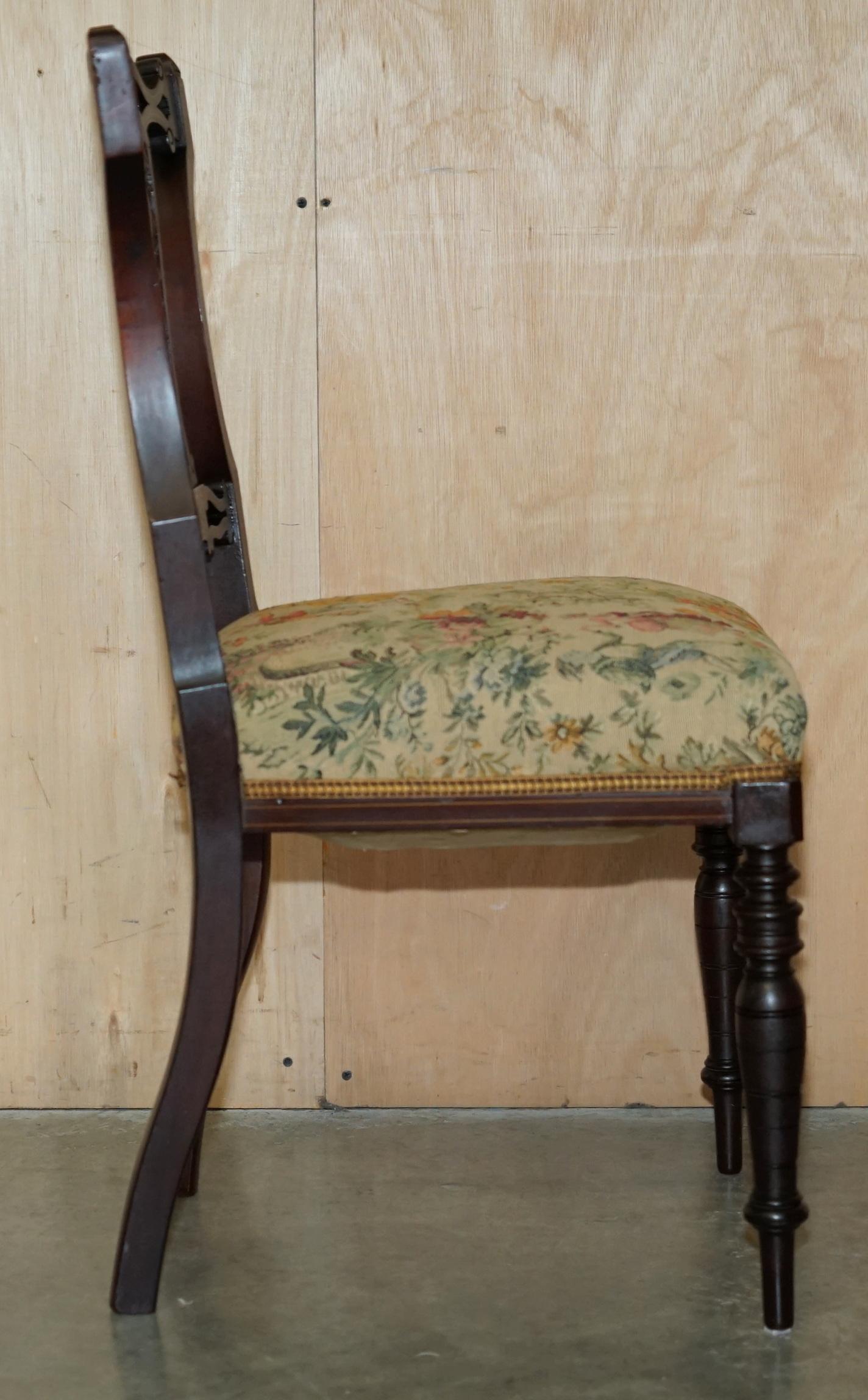 Paire de chaises de salon victoriennes anciennes en bois dur avec panneaux à dos inversés en vente 3
