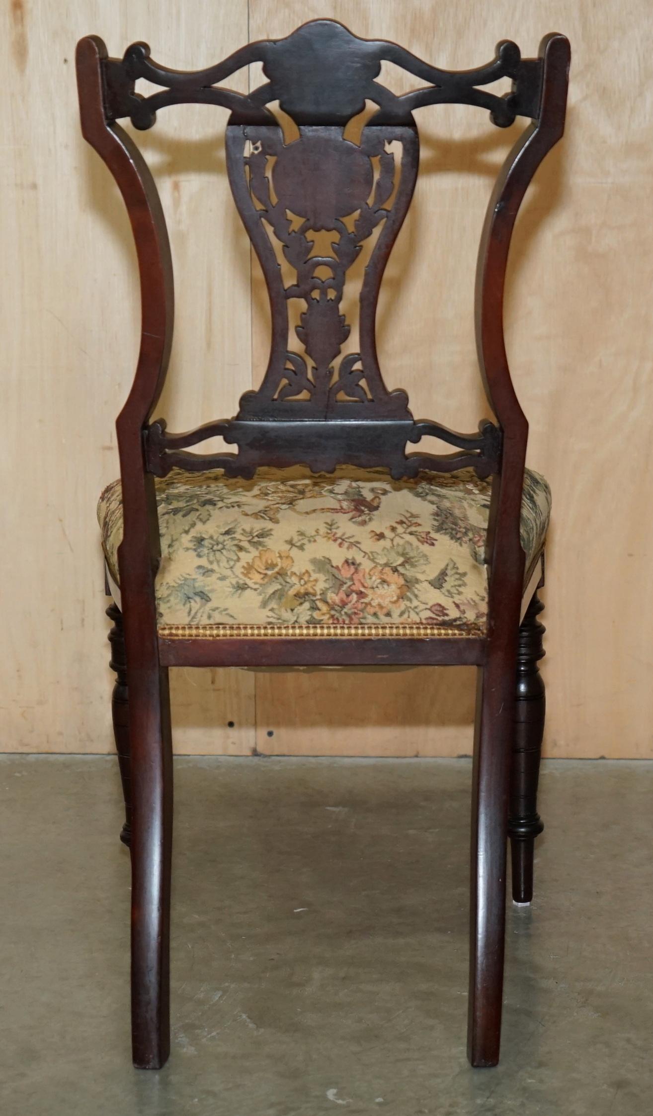 Paire de chaises de salon victoriennes anciennes en bois dur avec panneaux à dos inversés en vente 4
