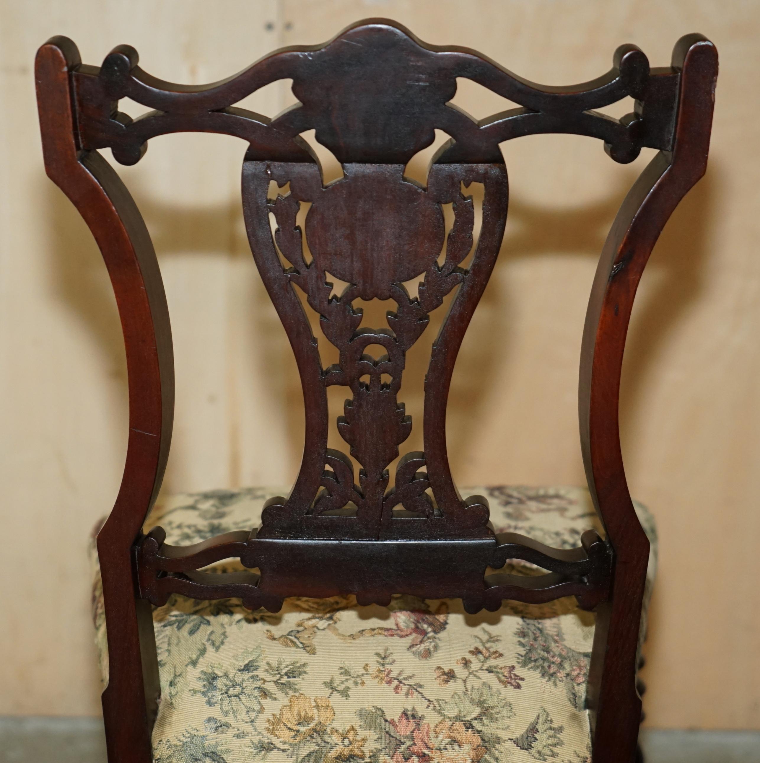 Paire de chaises de salon victoriennes anciennes en bois dur avec panneaux à dos inversés en vente 5