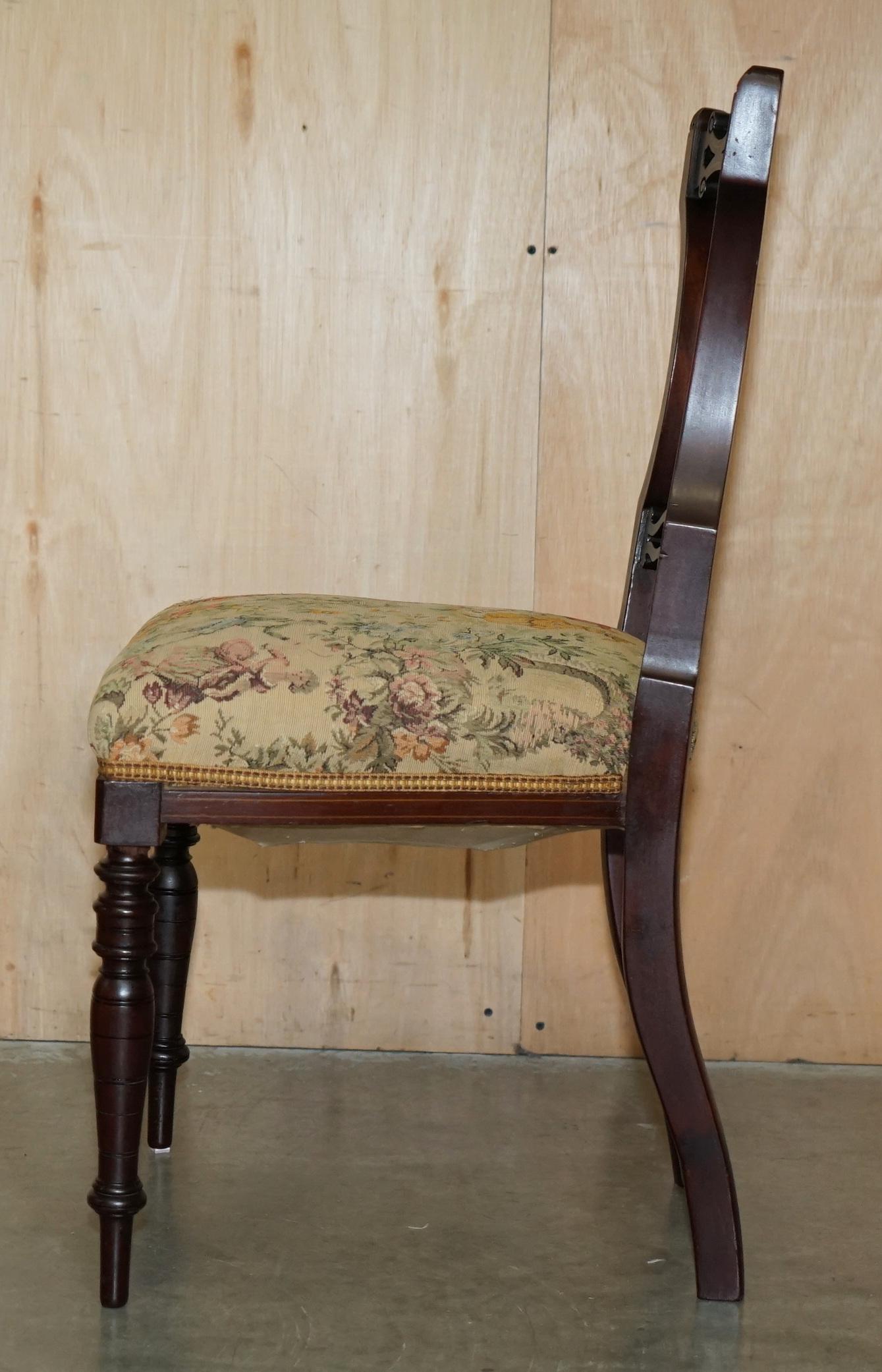 Paire de chaises de salon victoriennes anciennes en bois dur avec panneaux à dos inversés en vente 6
