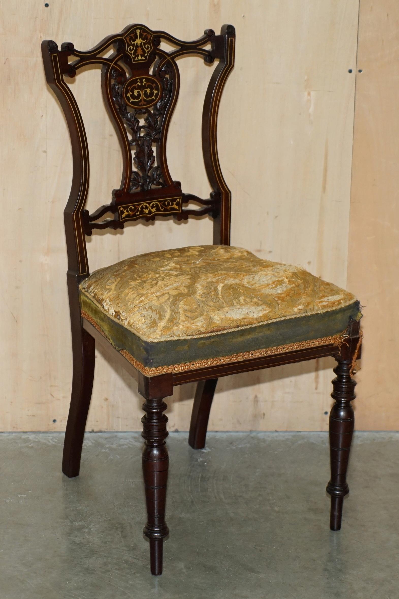 Paire de chaises de salon victoriennes anciennes en bois dur avec panneaux à dos inversés en vente 7