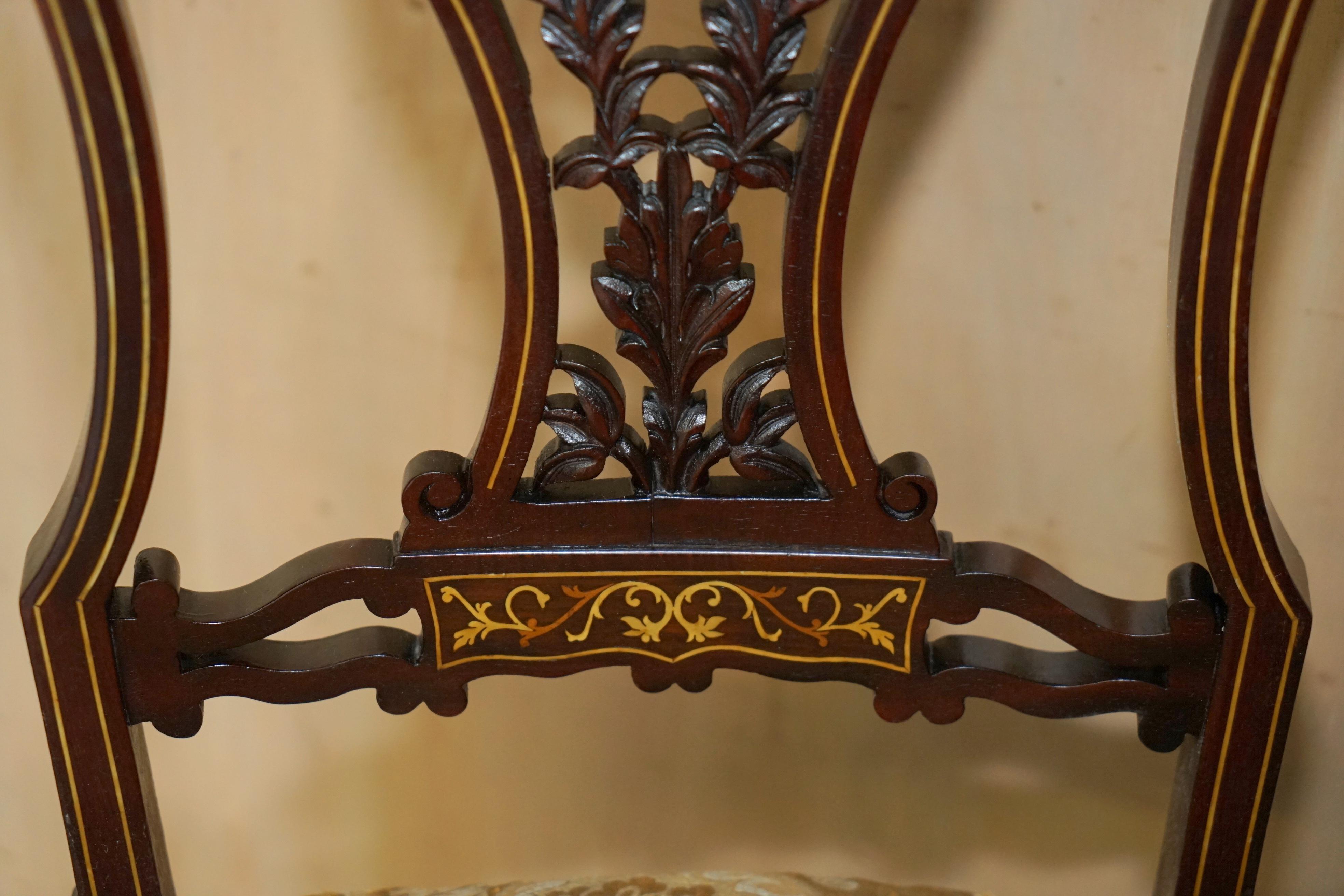 Paire de chaises de salon victoriennes anciennes en bois dur avec panneaux à dos inversés en vente 13