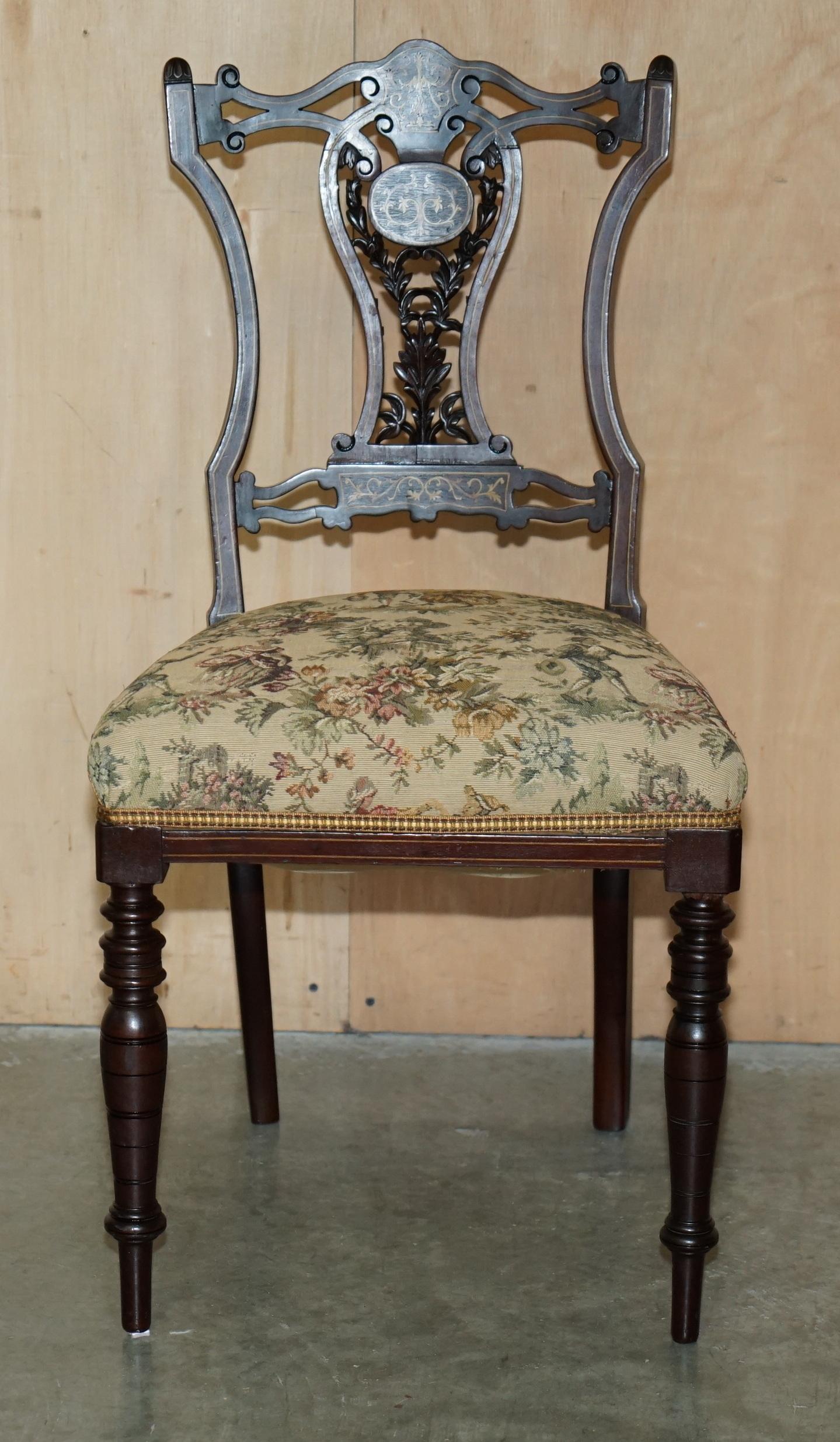 Victorien Paire de chaises de salon victoriennes anciennes en bois dur avec panneaux à dos inversés en vente