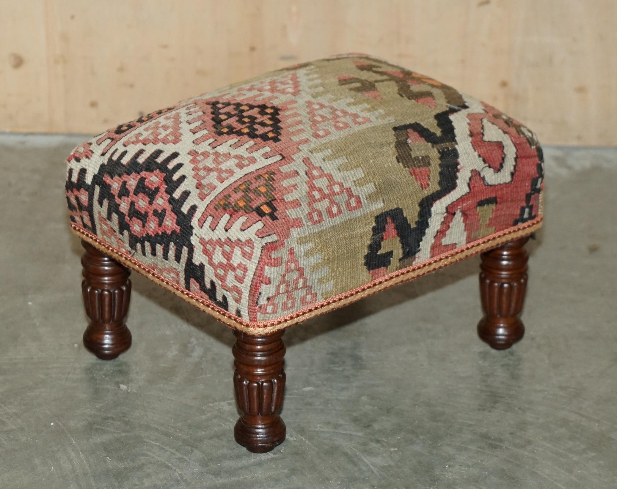 Casa Reale Antiquariato

Royal House Antiques è lieta di offrire in vendita questa squisita coppia di poltrone poggiapiedi Wingback in mogano di epoca vittoriana, con tappezzeria Kilim da collezione e gambe a spillo. 

Tieni presente che le spese di
