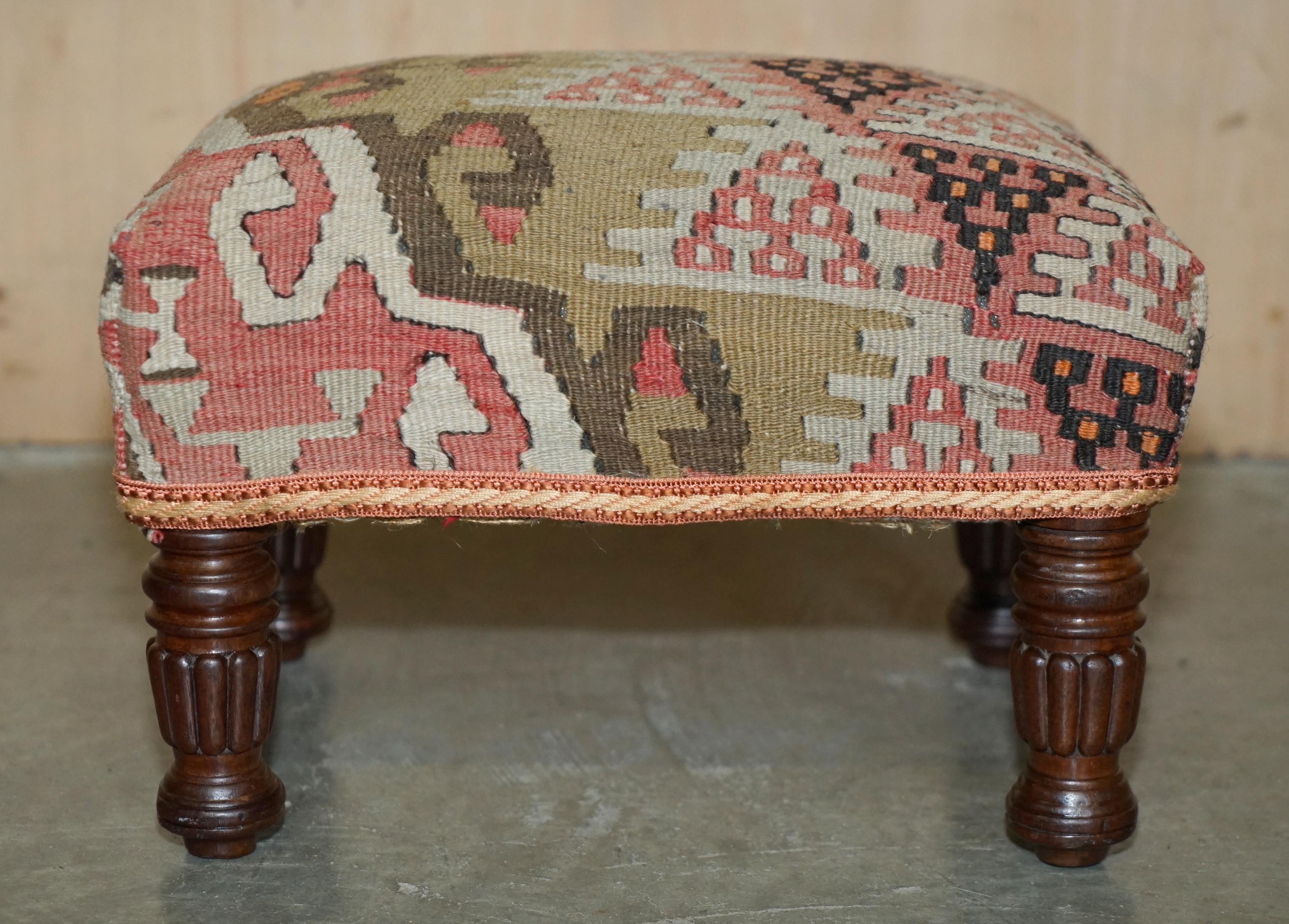 XIX secolo COPPIA DI PEDANE DA POLTRONE ANTICO VICTORIANO KILIM INGESSATO