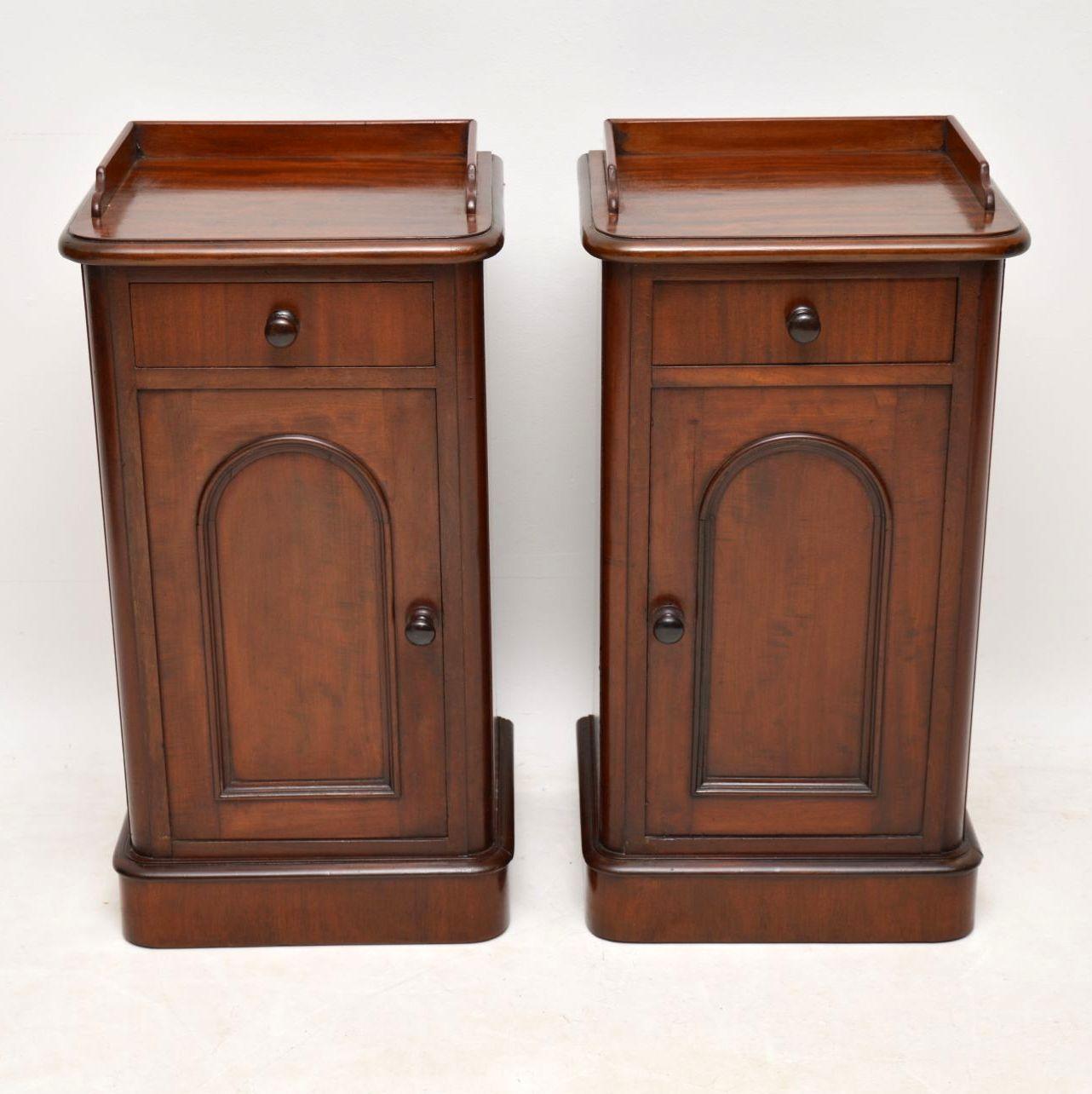 Pair of antique Victorian mahogany bedside cabinets in good condition and of lovely proportions, dating to circa 1860s period. They have top galleries, single drawers, single cupboards with arched paneled doors, mahogany turned handles and sit on