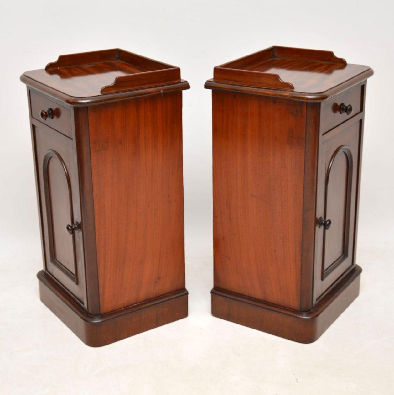 Pair of Antique Victorian Mahogany Bedside Cabinets In Good Condition In London, GB