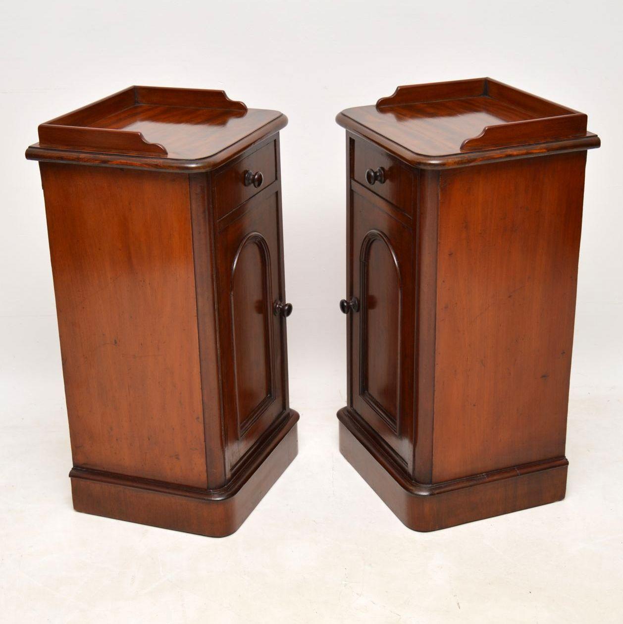 Mid-19th Century Pair of Antique Victorian Mahogany Bedside Cabinets