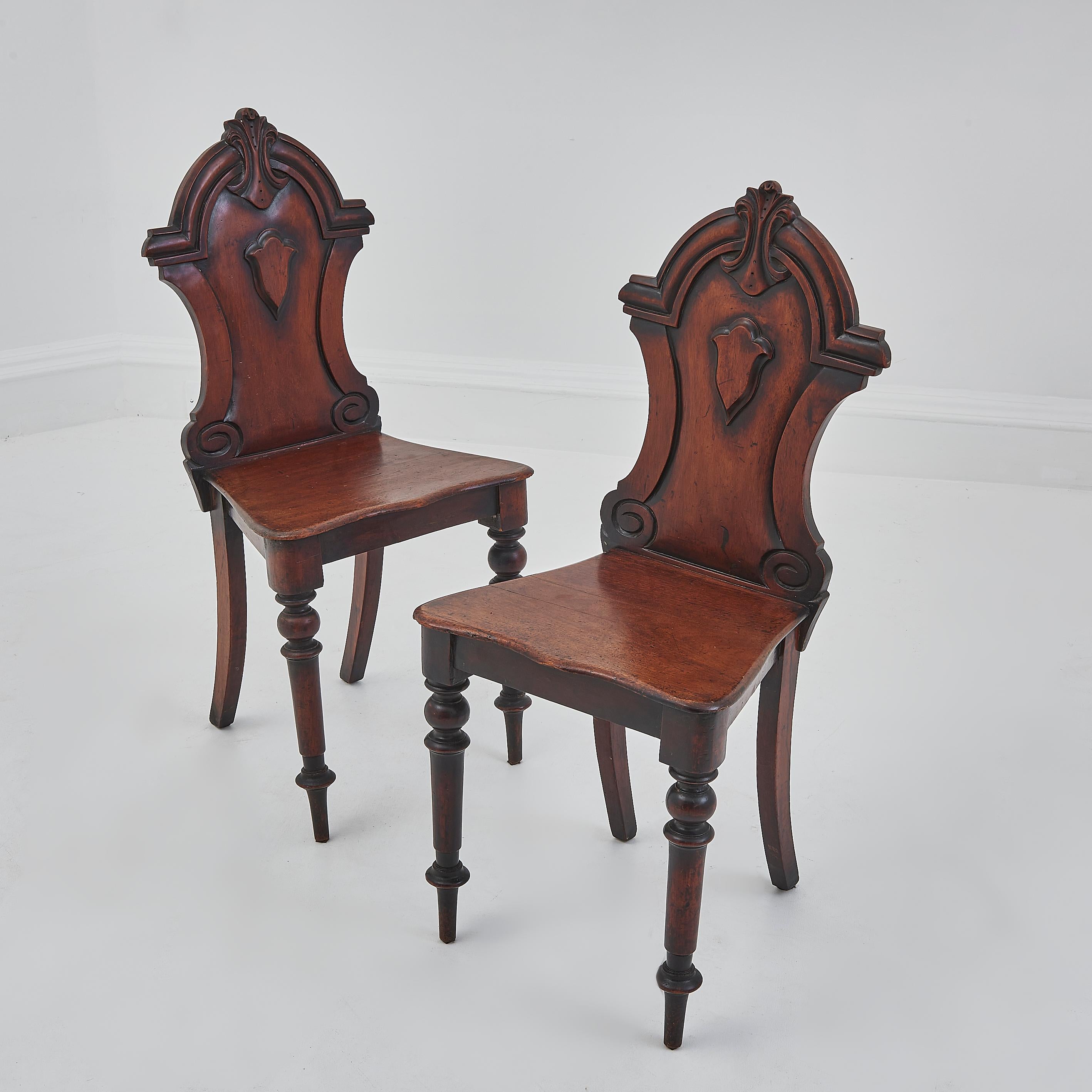 Una coppia di antiche sedie da sala vittoriane in mogano con schienali intagliati.

Questa bellissima coppia di antiche sedie da sala in mogano del XIX secolo vanta un'eccellente maestria e un'eleganza vittoriana senza tempo.  

Realizzata in mogano