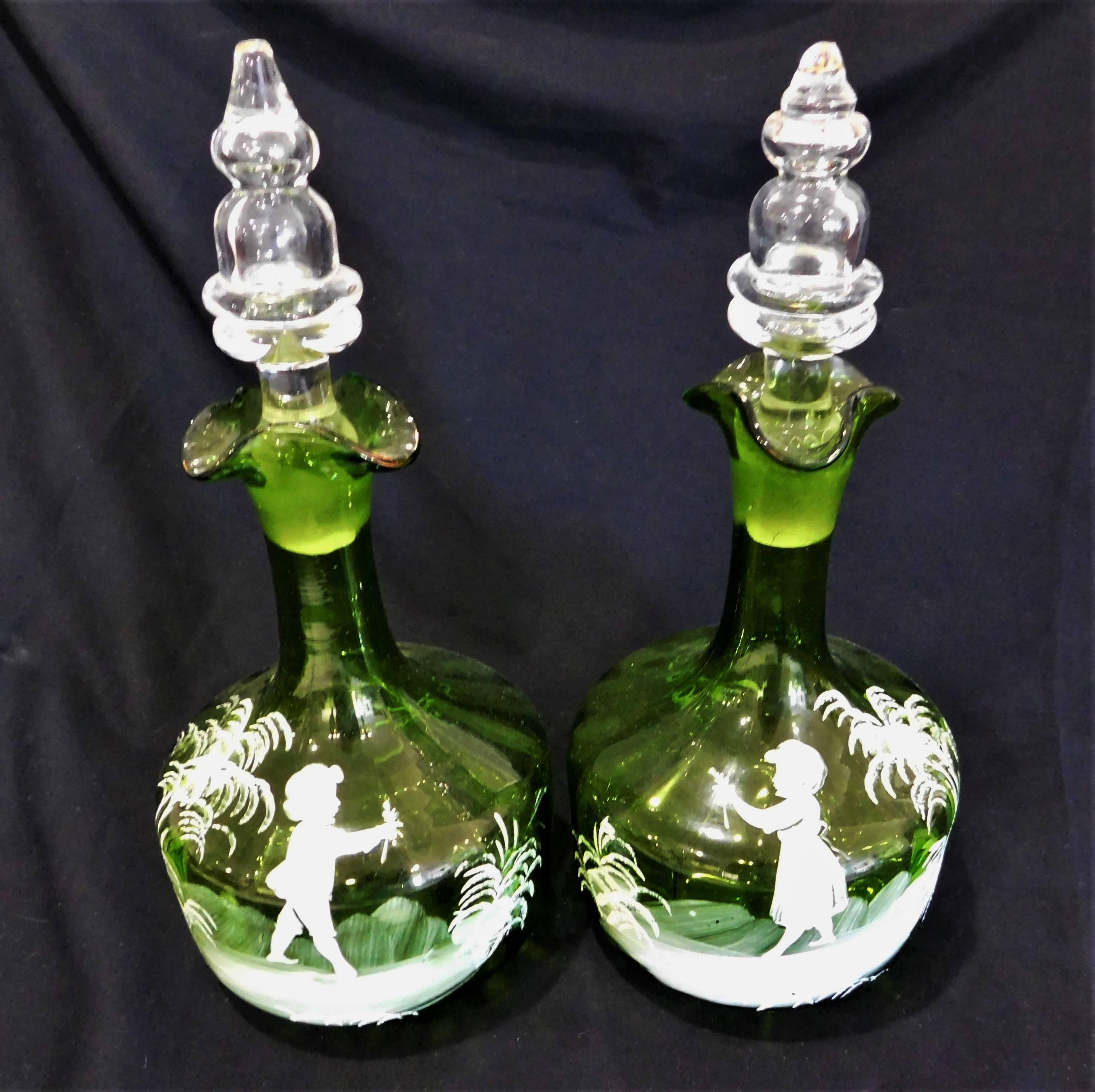 Coppia di antichi decanter vittoriani Mary Gregory White in vetro smaltato verde in vendita 3