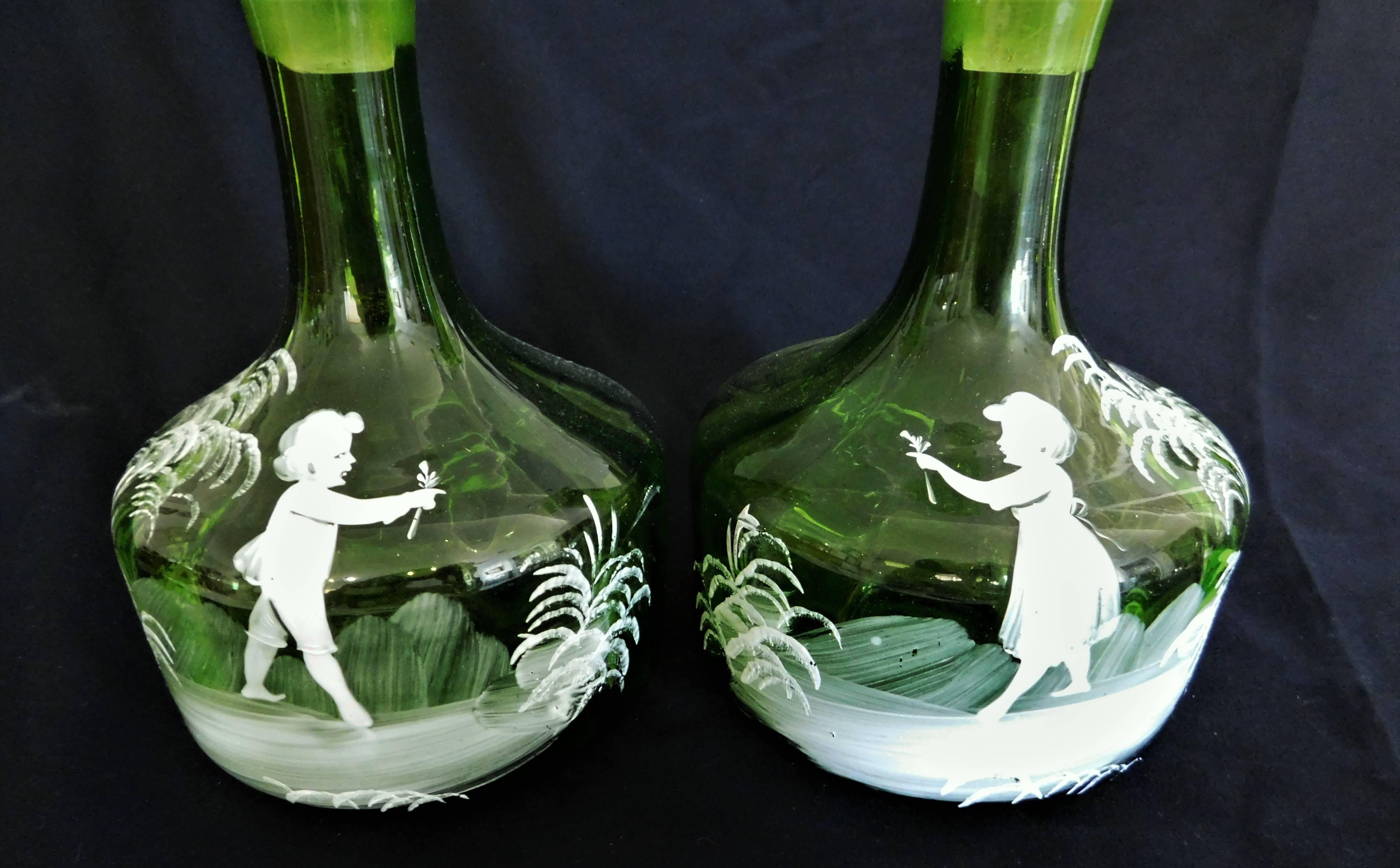 Victorien tardif Paire de carafes anciennes victoriennes Mary Gregory en verre vert émaillé blanc en vente