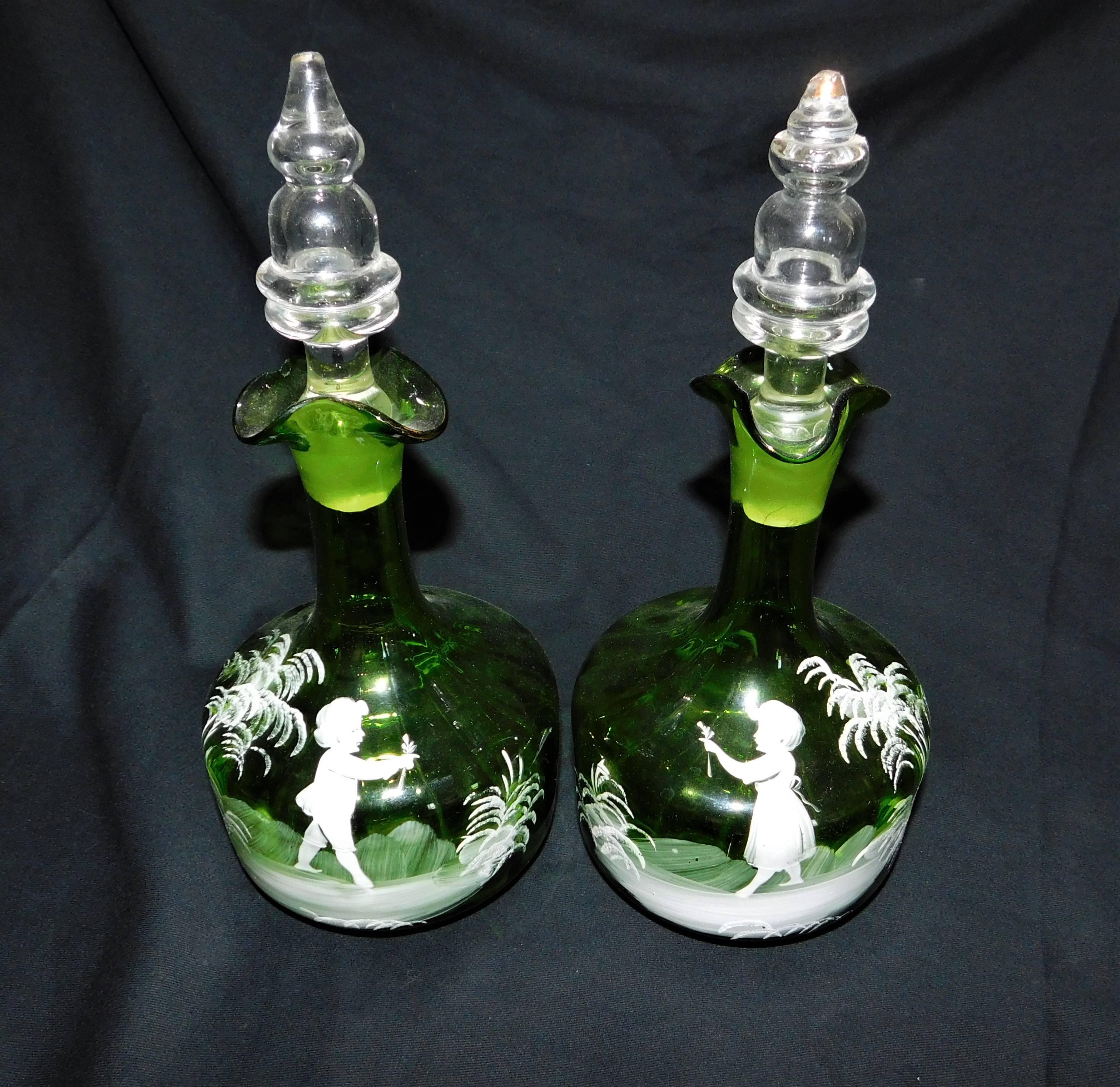 Anglais Paire de carafes anciennes victoriennes Mary Gregory en verre vert émaillé blanc en vente