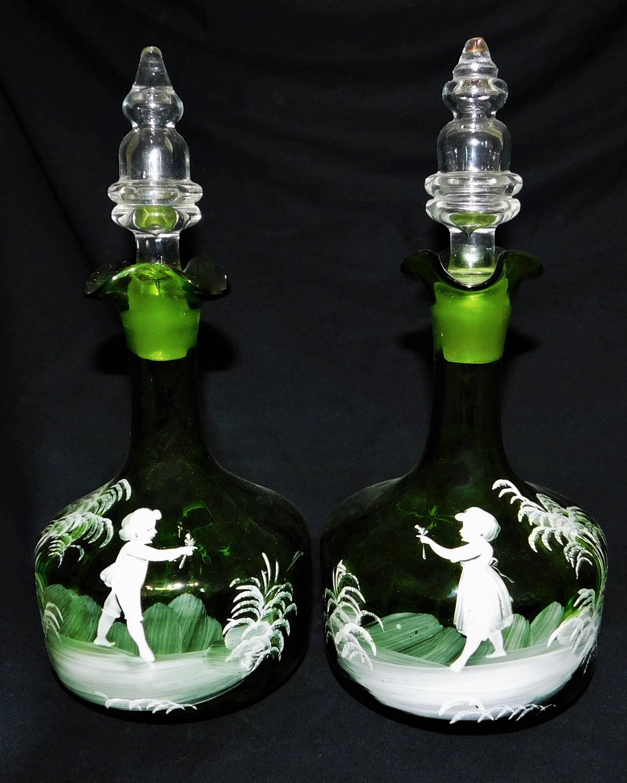 Paire de carafes anciennes victoriennes Mary Gregory en verre vert émaillé blanc Bon état - En vente à Hamilton, Ontario