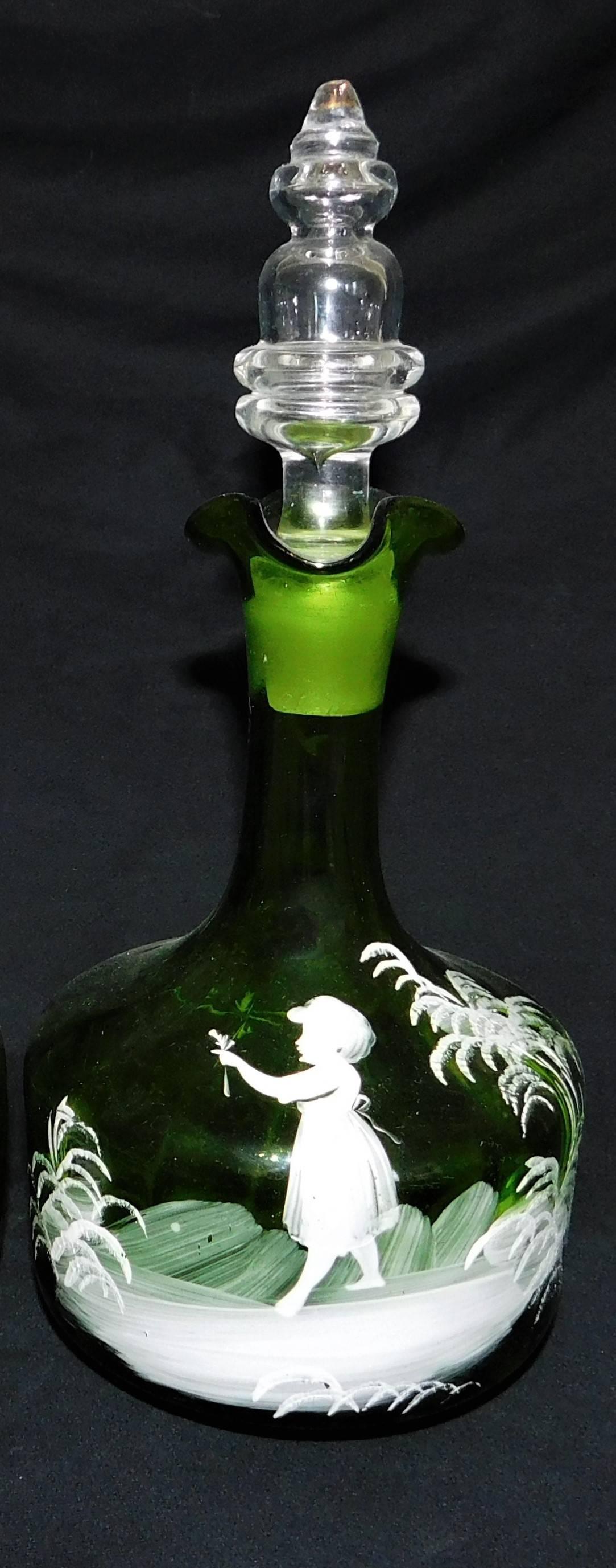 Coppia di antichi decanter vittoriani Mary Gregory White in vetro smaltato verde in vendita 1