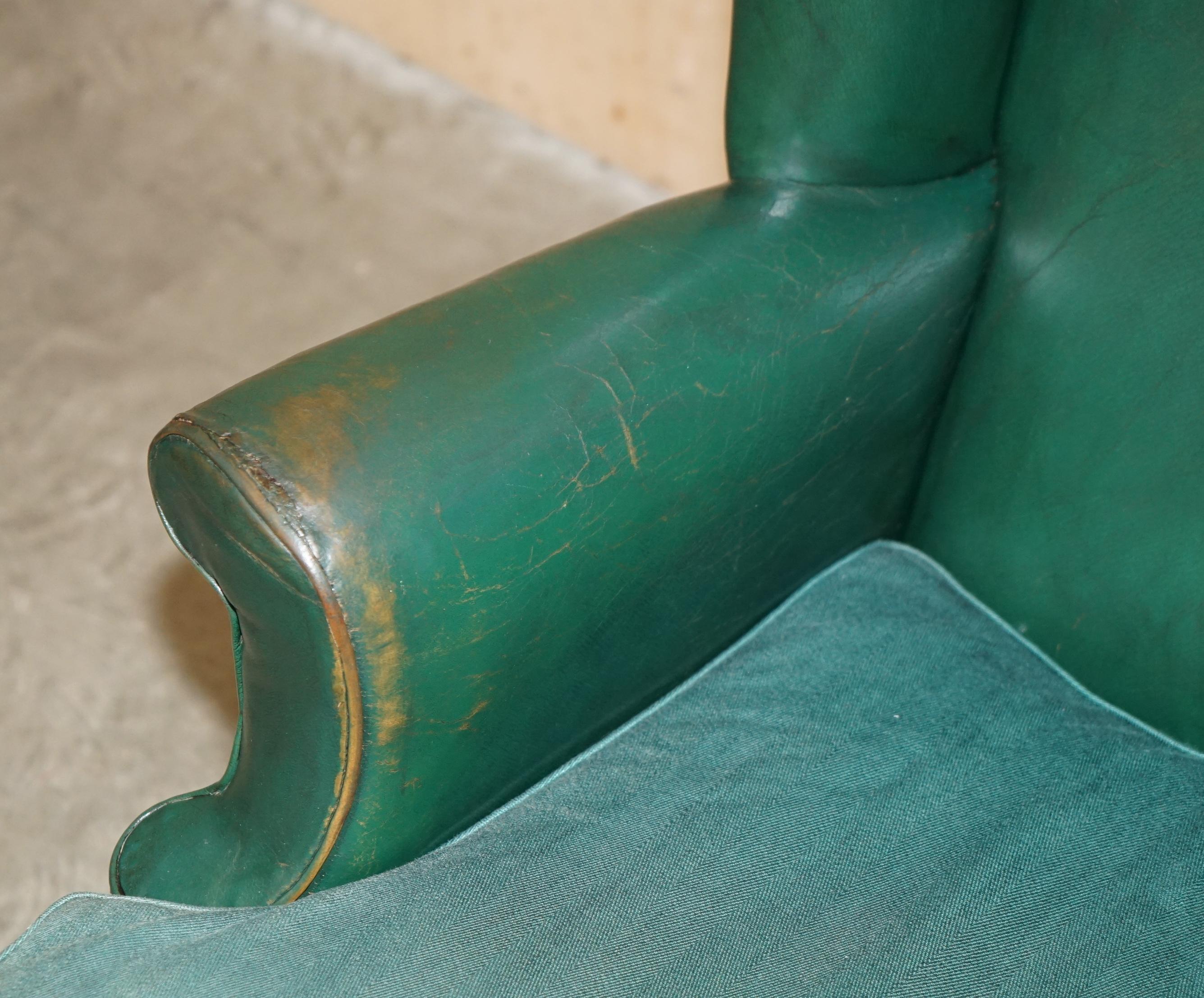 PAIR OF ANTIQUE VICTORIAN ORIGINAL GREEN LEATHER UPHOLSTERY WINGBACK ARMCHAIRs For Sale 9