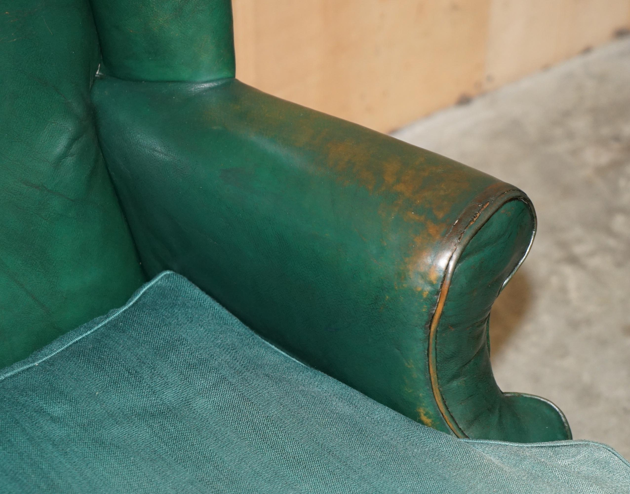 PAIR OF ANTIQUE VICTORIAN ORIGINAL GREEN LEATHER UPHOLSTERY WINGBACK ARMCHAIRs For Sale 10