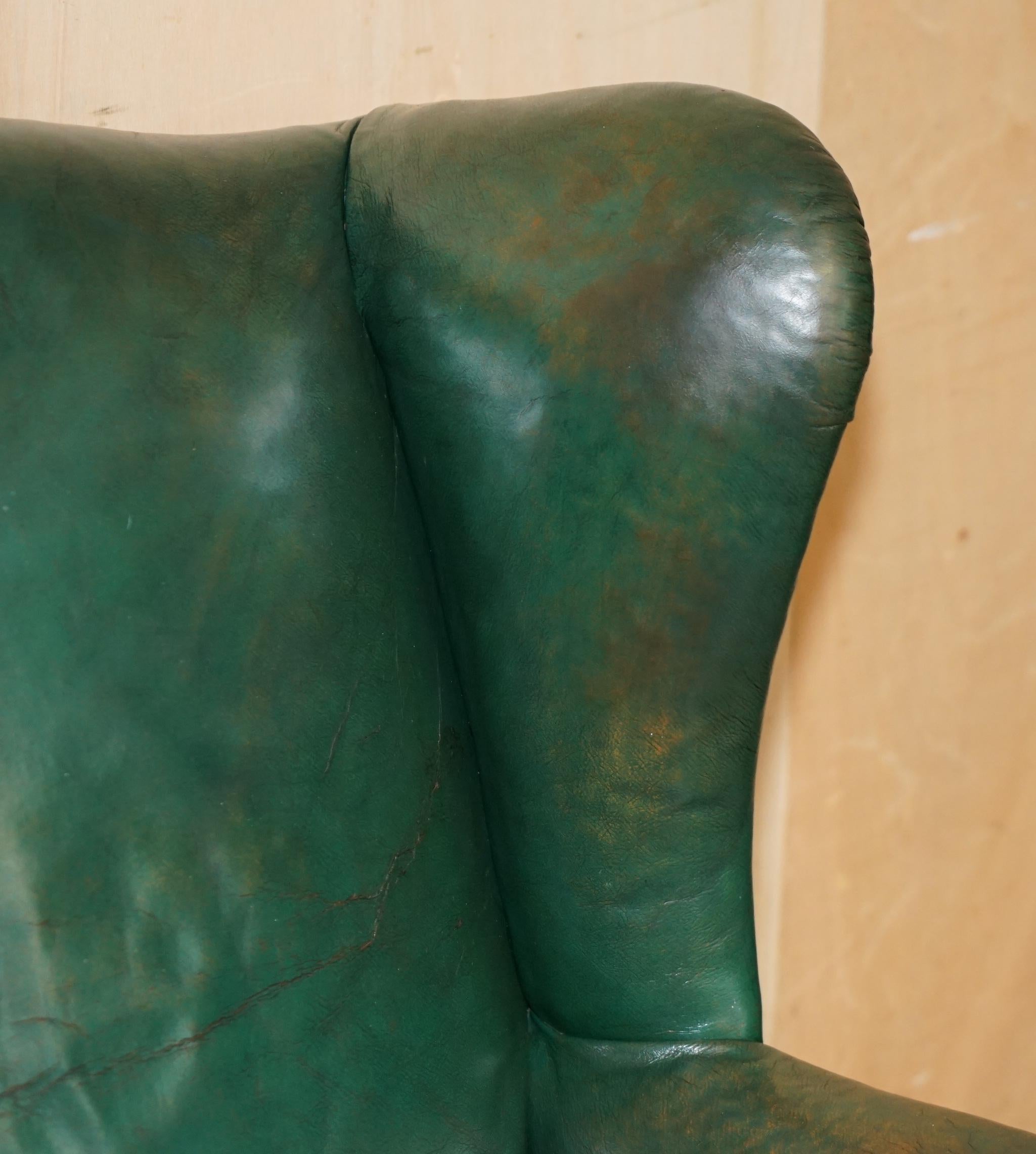 PAIR OF ANTIQUE VICTORIAN ORIGINAL GREEN LEATHER UPHOLSTERY WINGBACK ARMCHAIRs In Distressed Condition For Sale In West Sussex, Pulborough