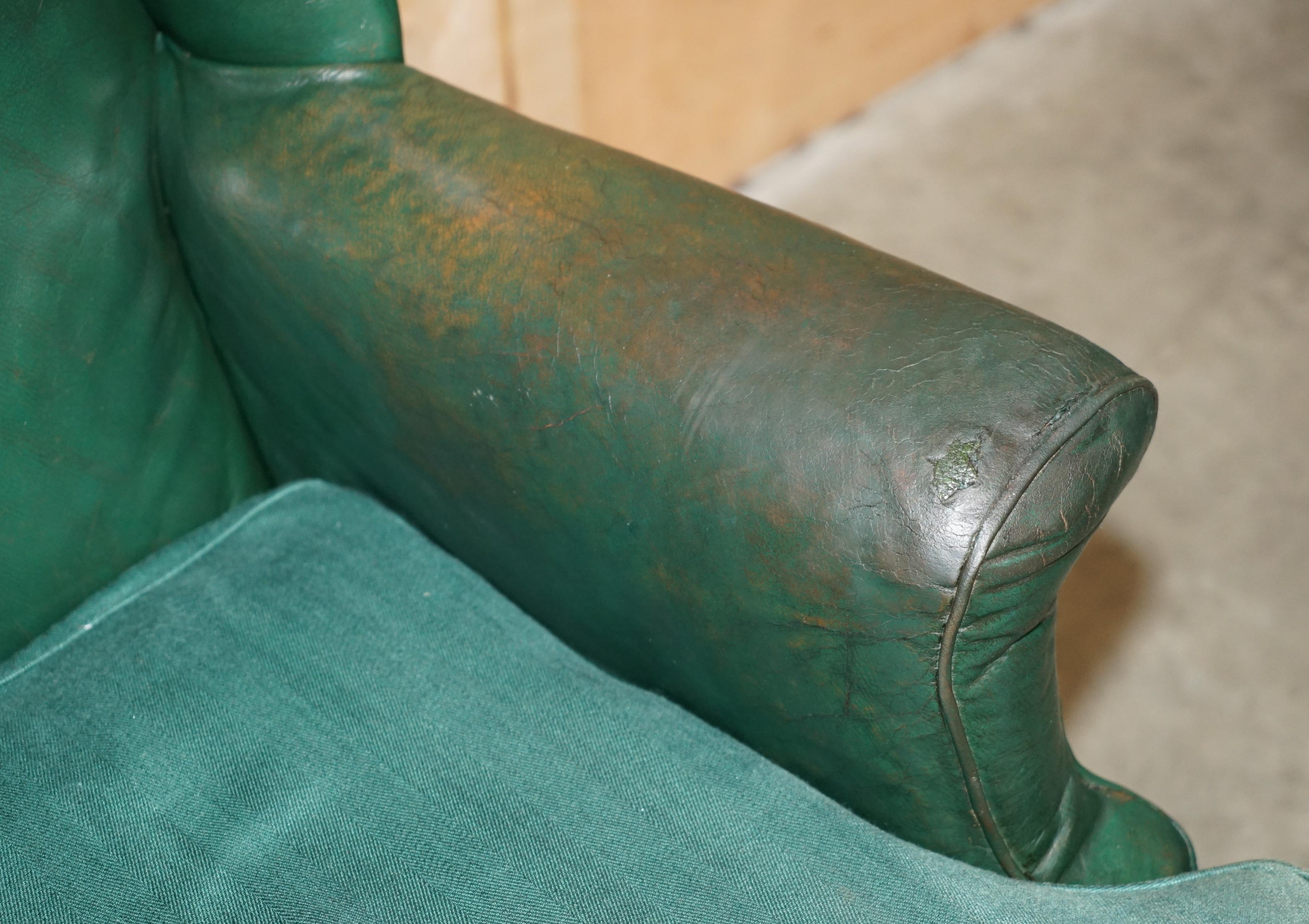 PAIR OF ANTIQUE VICTORIAN ORIGINAL GREEN LEATHER UPHOLSTERY WINGBACK ARMCHAIRs For Sale 1