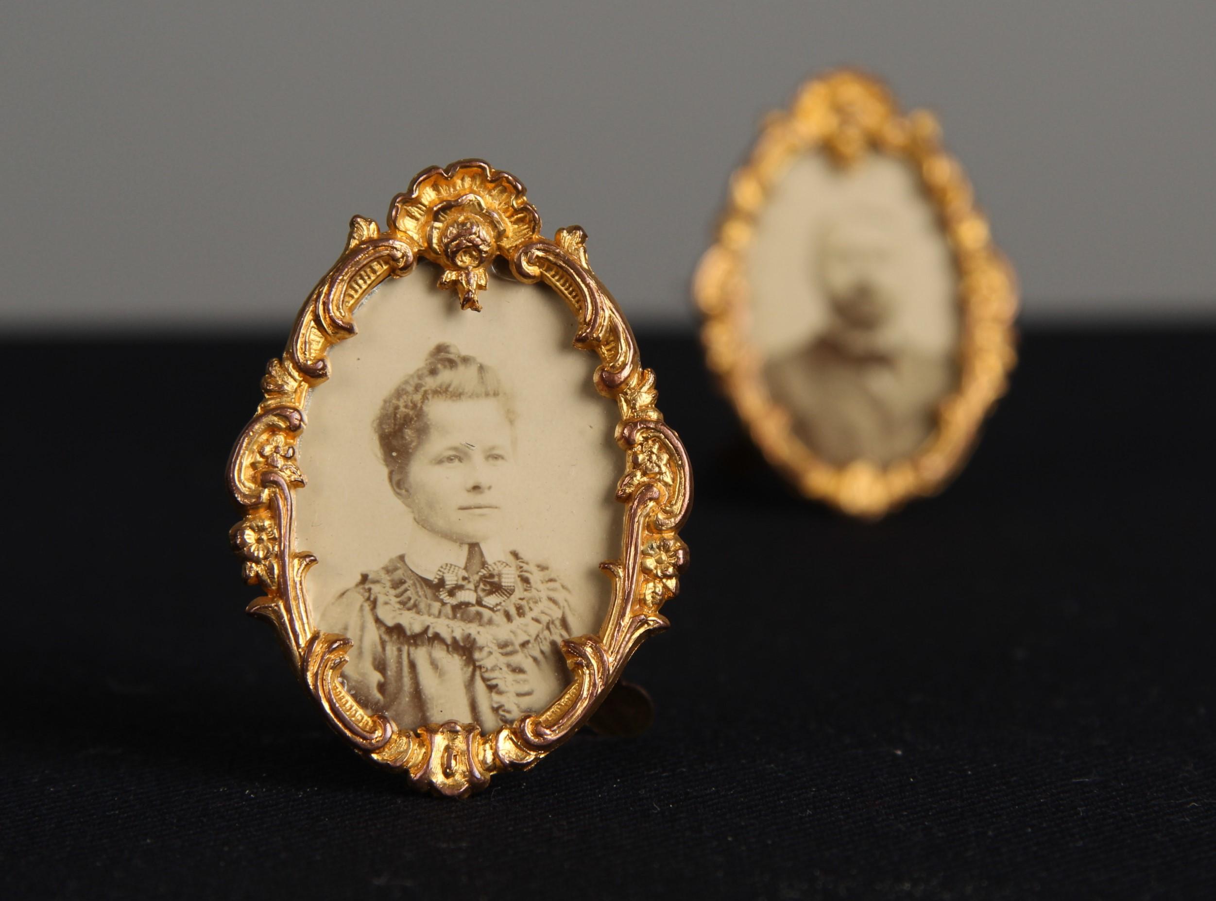 Beautiful pair of antique picture frames, circa 1880s, France. 
Picture Size: 3 x 4 cm.

French picture frames from the Victorian era are an expression of an epoch that was known for its decorative wealth and appreciation of art and craftsmanship.