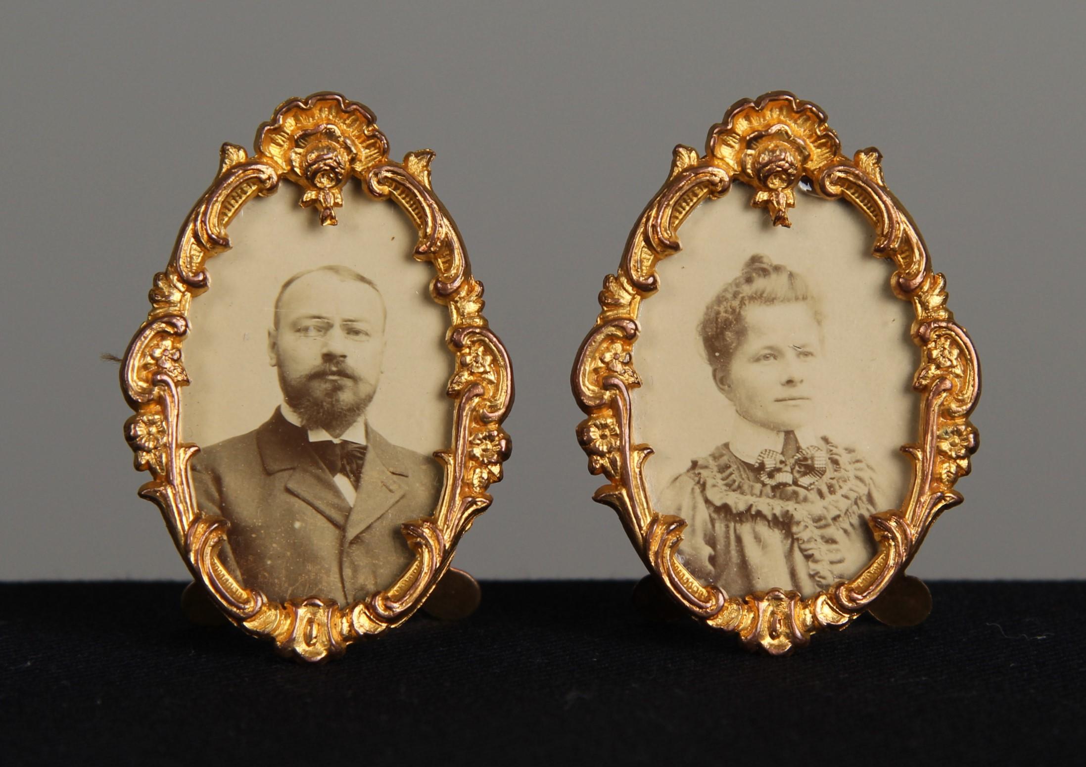 Late Victorian Pair Of Antique Victorian Picture Frames, France, 1880s, 3 x 4 cm For Sale