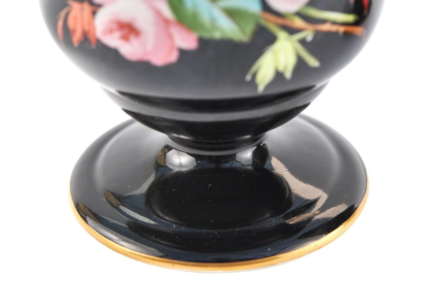 Coppia di vasi in porcellana antica della metà del XIX secolo, di epoca vittoriana, con corpo nero e affusolato, decorati con nidi di uccelli, farfalle e fiori dai colori meravigliosi. Buona qualità, bei colori e condizioni.