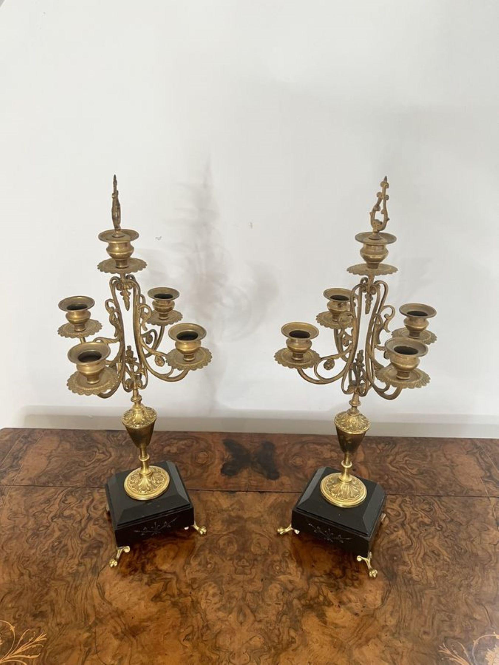 Paar antike viktorianische Kandelaber aus Messing und Marmor in viktorianischer Qualität  im Angebot 2