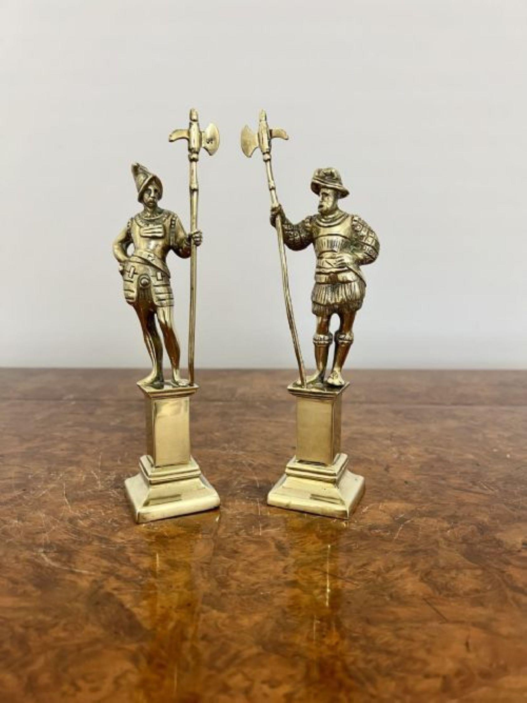 Ottone Coppia di antiche figure di cavalieri in ottone di qualità vittoriana in vendita