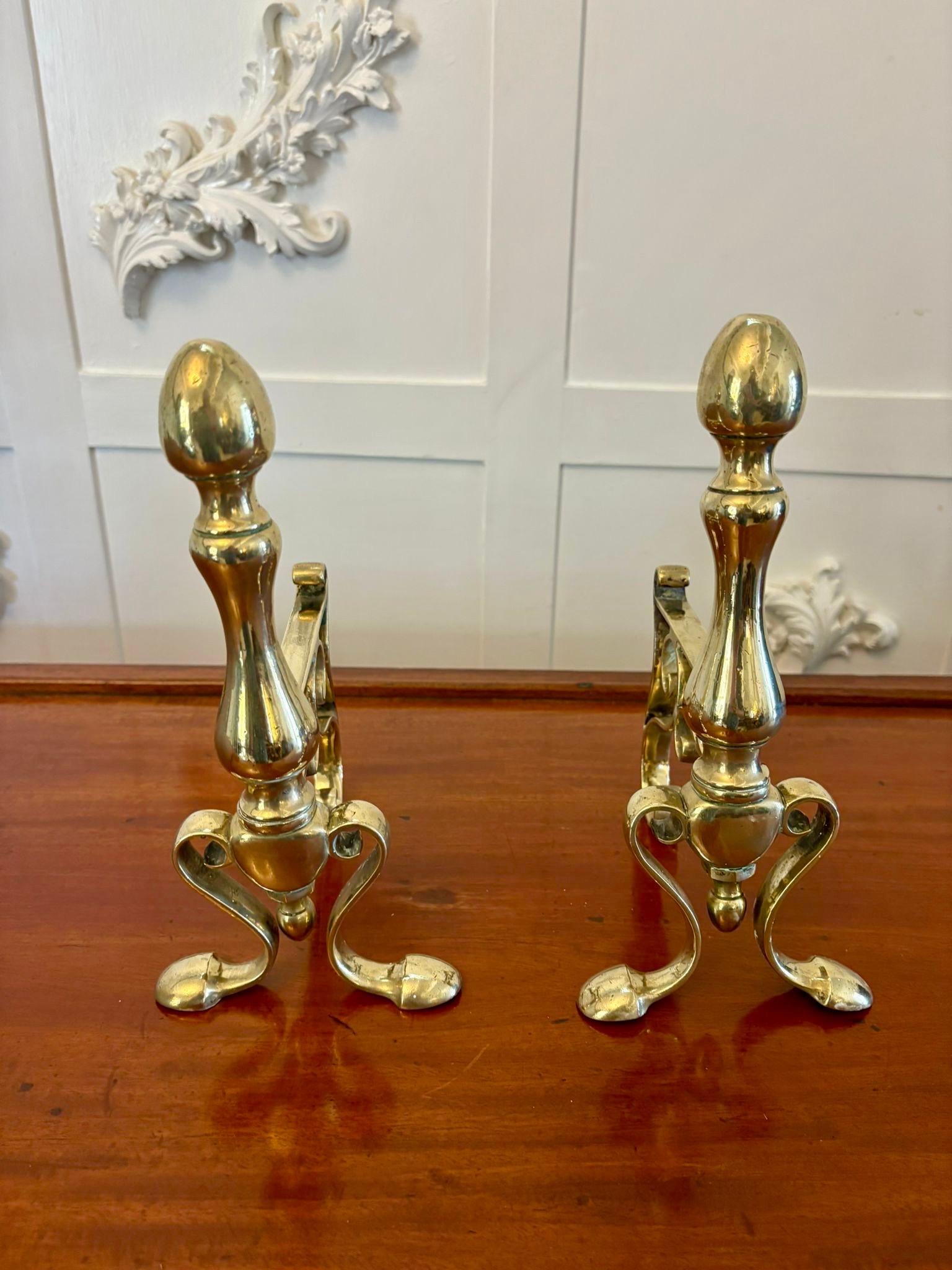 Ein Paar antiker Feuerhunde aus Messing in viktorianischer Qualität mit einer aus Messing gedrehten, geformten Säule mit einer ovalen Oberseite, die auf geformten Cabriole-Beinen auf der Vorderseite und quadratischen Beinen auf der Rückseite