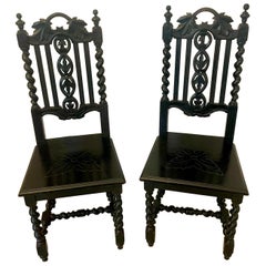 Paire de chaises d'appoint victoriennes anciennes en chêne ébénisé sculpté