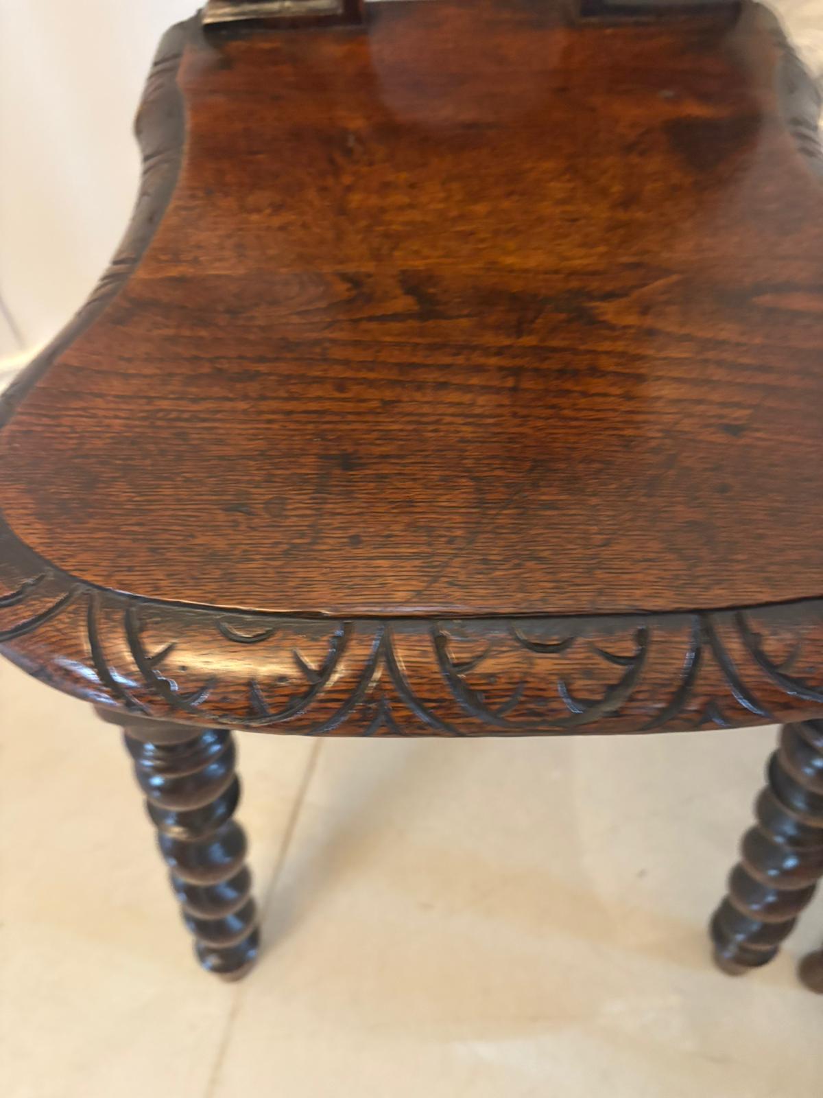 Coppia di antiche sedie da sala in Oak intagliato di qualità vittoriana in vendita 2