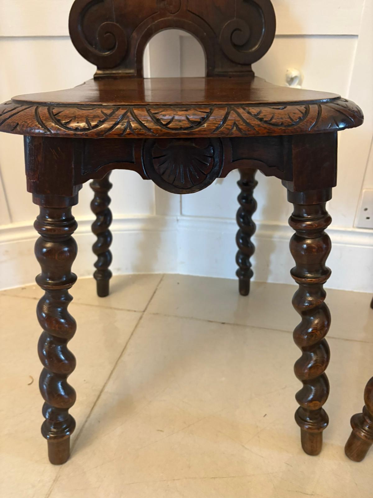 Coppia di antiche sedie da sala in Oak intagliato di qualità vittoriana in vendita 4