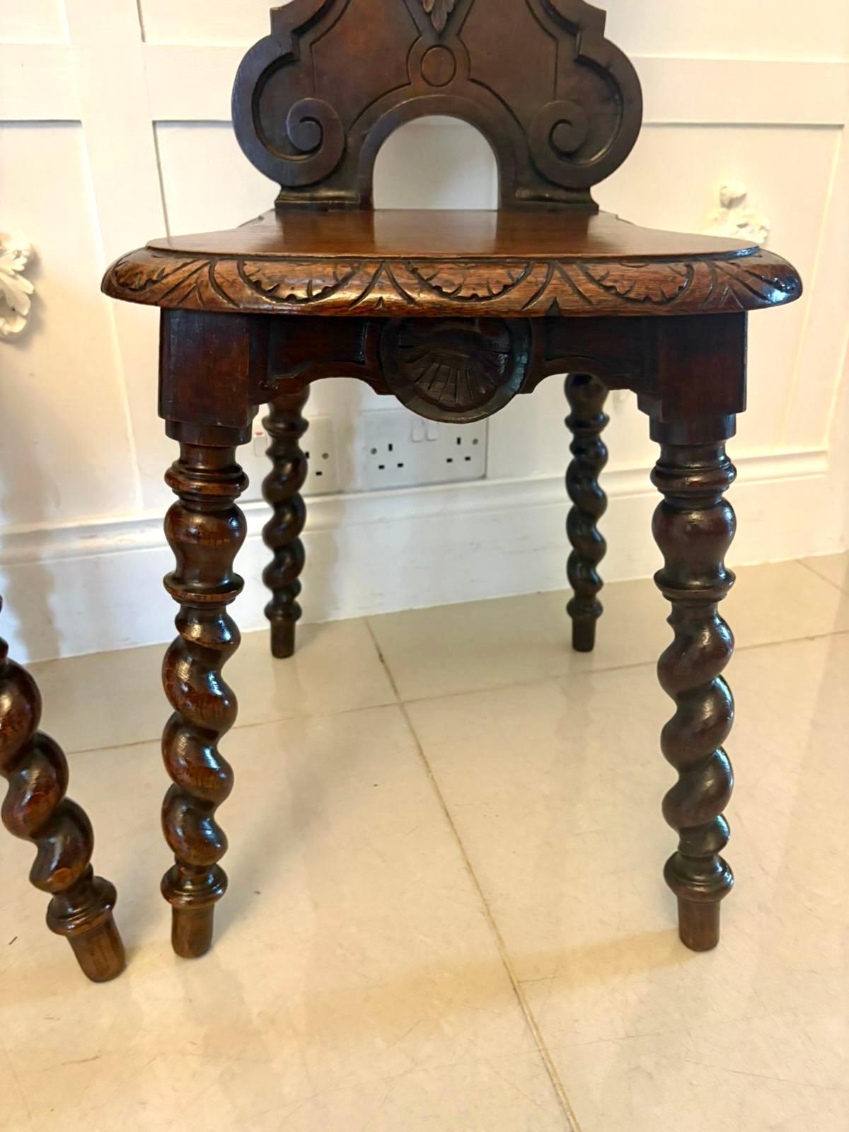 Coppia di antiche sedie da sala in Oak intagliato di qualità vittoriana in vendita 5