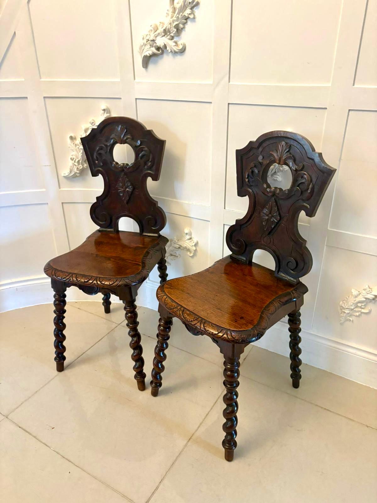 Coppia di antiche sedie da sala in Oak intagliato di qualità vittoriana in vendita 6