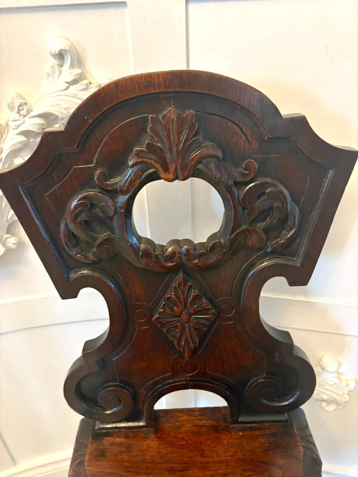 Coppia di antiche sedie da sala in Oak intagliato di qualità vittoriana in vendita 7