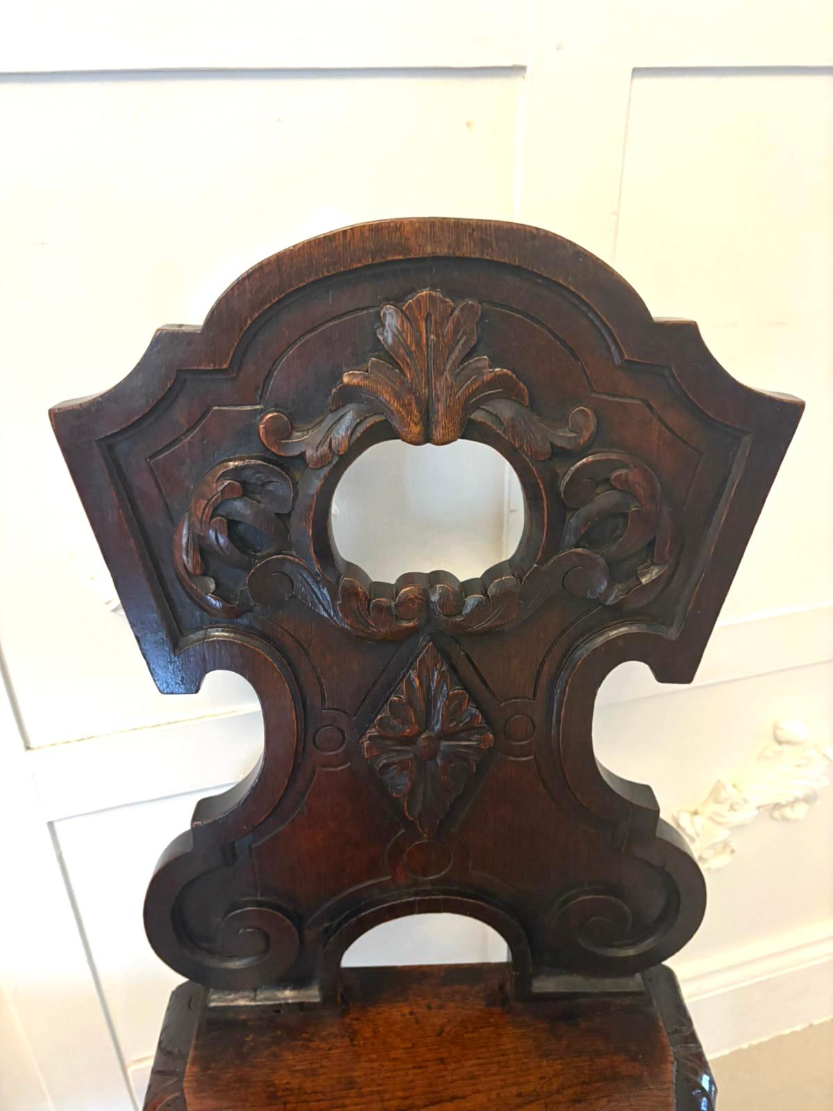 Coppia di antiche sedie da sala in rovere intagliato di qualità vittoriana con schienale sagomato in rovere intagliato con voluta di foglie intagliate  Il sedile in rovere massiccio con una decorazione intagliata a mezzo girasole poggia su eleganti