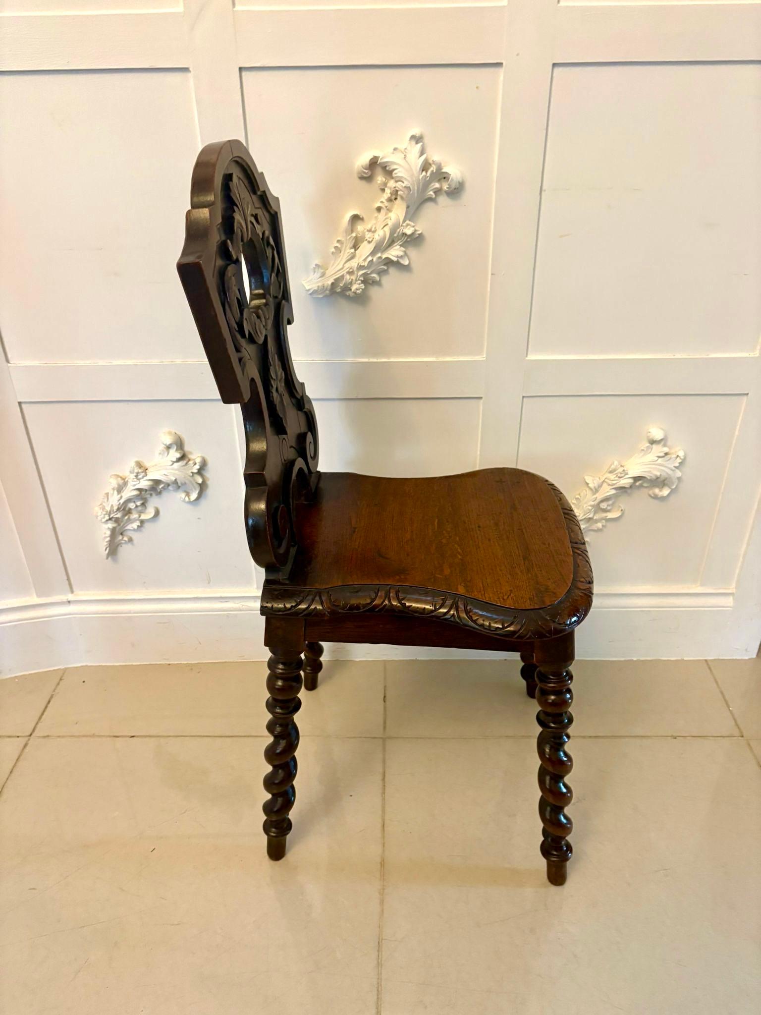 Inglese Coppia di antiche sedie da sala in Oak intagliato di qualità vittoriana in vendita