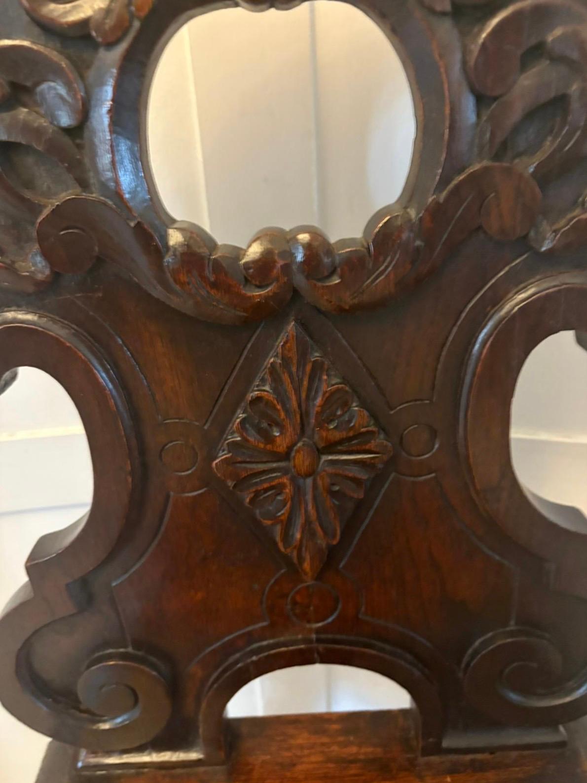 XIX secolo Coppia di antiche sedie da sala in Oak intagliato di qualità vittoriana in vendita