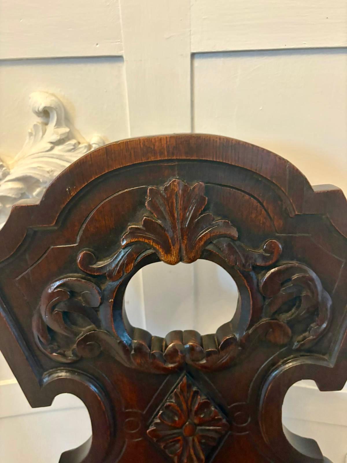Quercia Coppia di antiche sedie da sala in Oak intagliato di qualità vittoriana in vendita